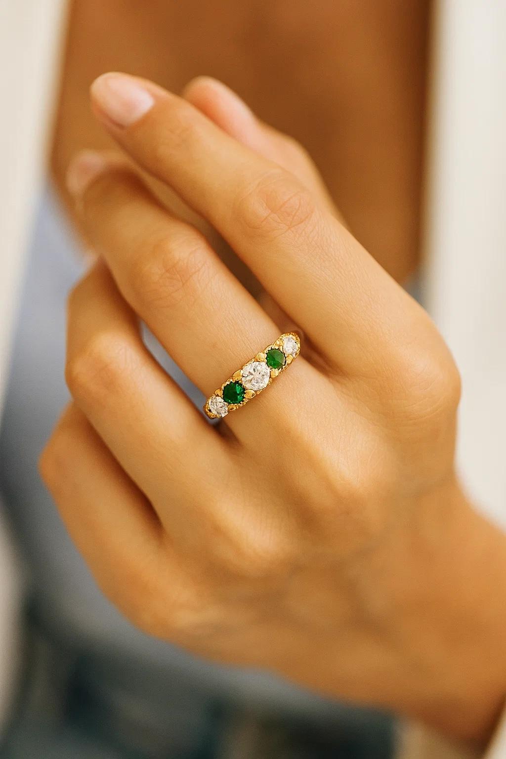 Alliance ancienne en or jaune 18 carats alternant émeraudes et diamants - 1,35 carat en vente 1