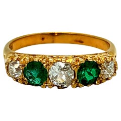 Alliance ancienne en or jaune 18 carats alternant émeraudes et diamants - 1,35 carat