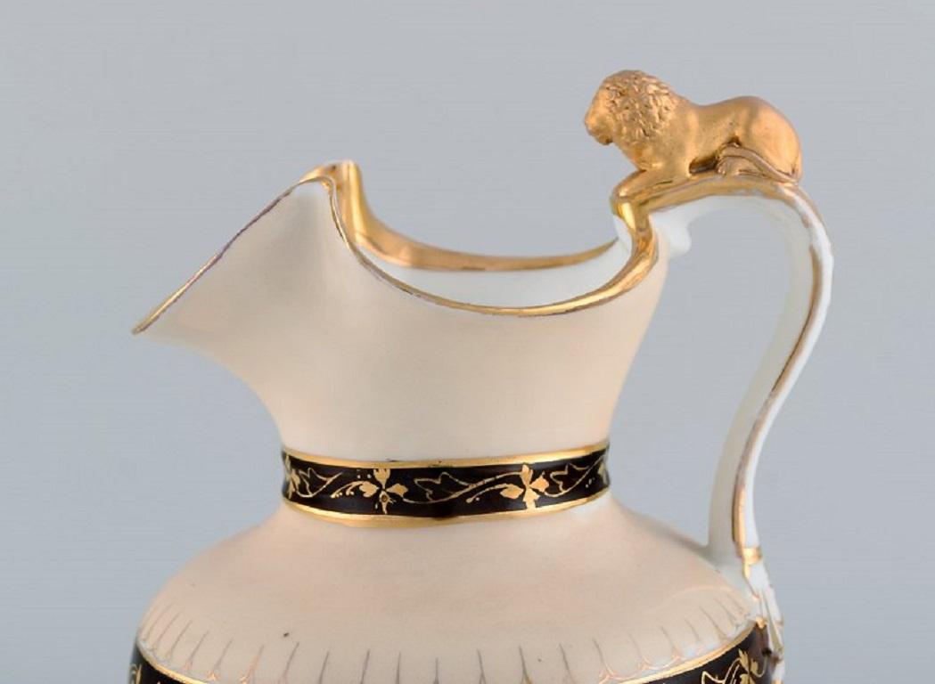 Antique Altwasser chocolate jug in porcelain modelled with a lion on the handle. 
Hand-painted flowers and gold decoration. Late 19th century.
Measures: 24 x 16.5 cm.
In good original condition. Normal wear without chips or cracks.
Stamped.