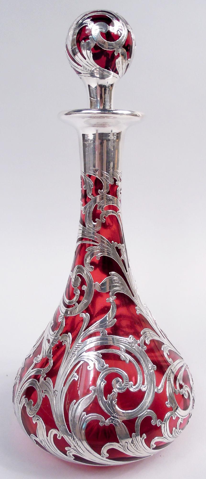 Art nouveau Ancienne carafe à décanter Art Nouveau Red Leafing Scroll Silver Overlay en vente