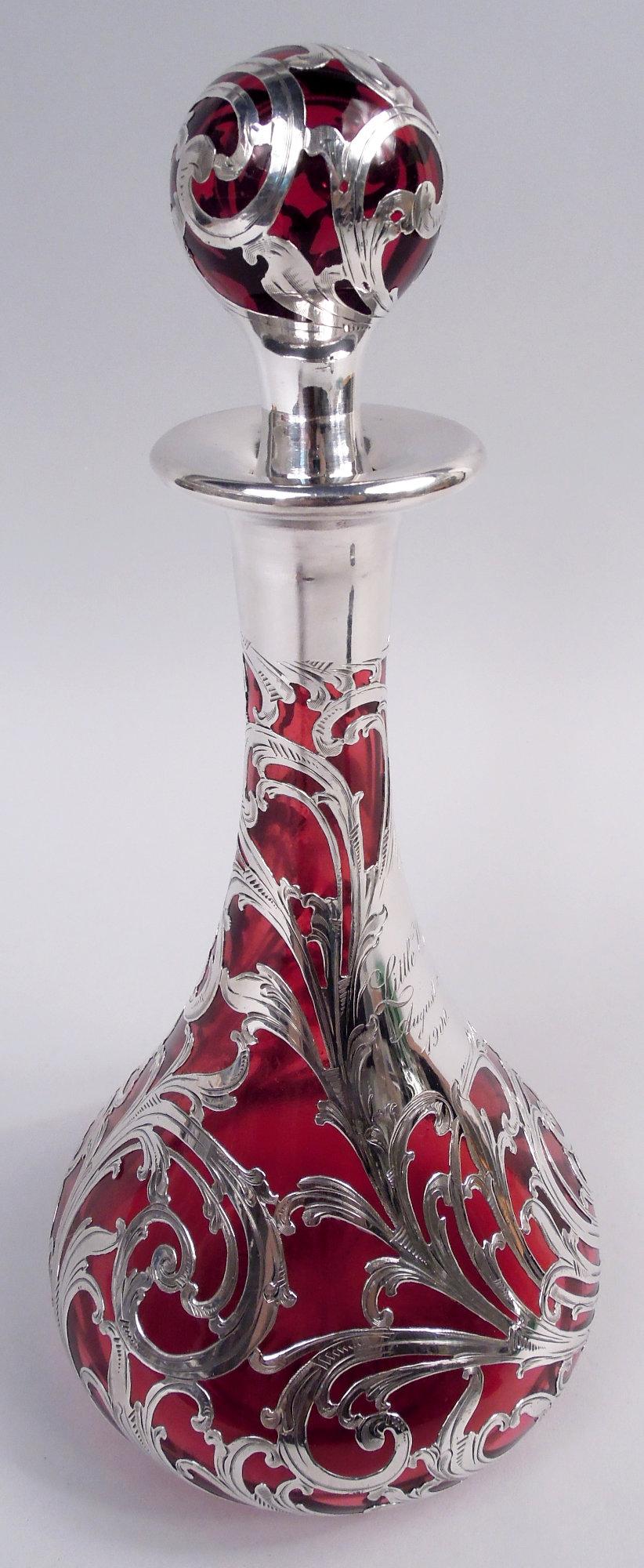 Américain Ancienne carafe à décanter Art Nouveau Red Leafing Scroll Silver Overlay en vente