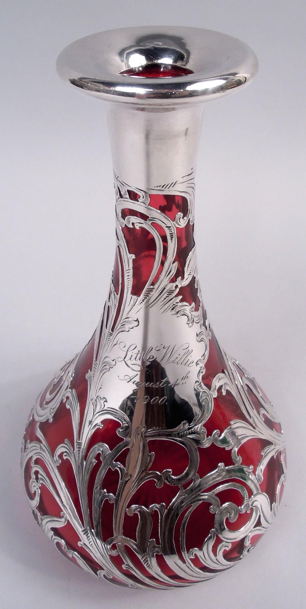 Ancienne carafe à décanter Art Nouveau Red Leafing Scroll Silver Overlay Bon état - En vente à New York, NY