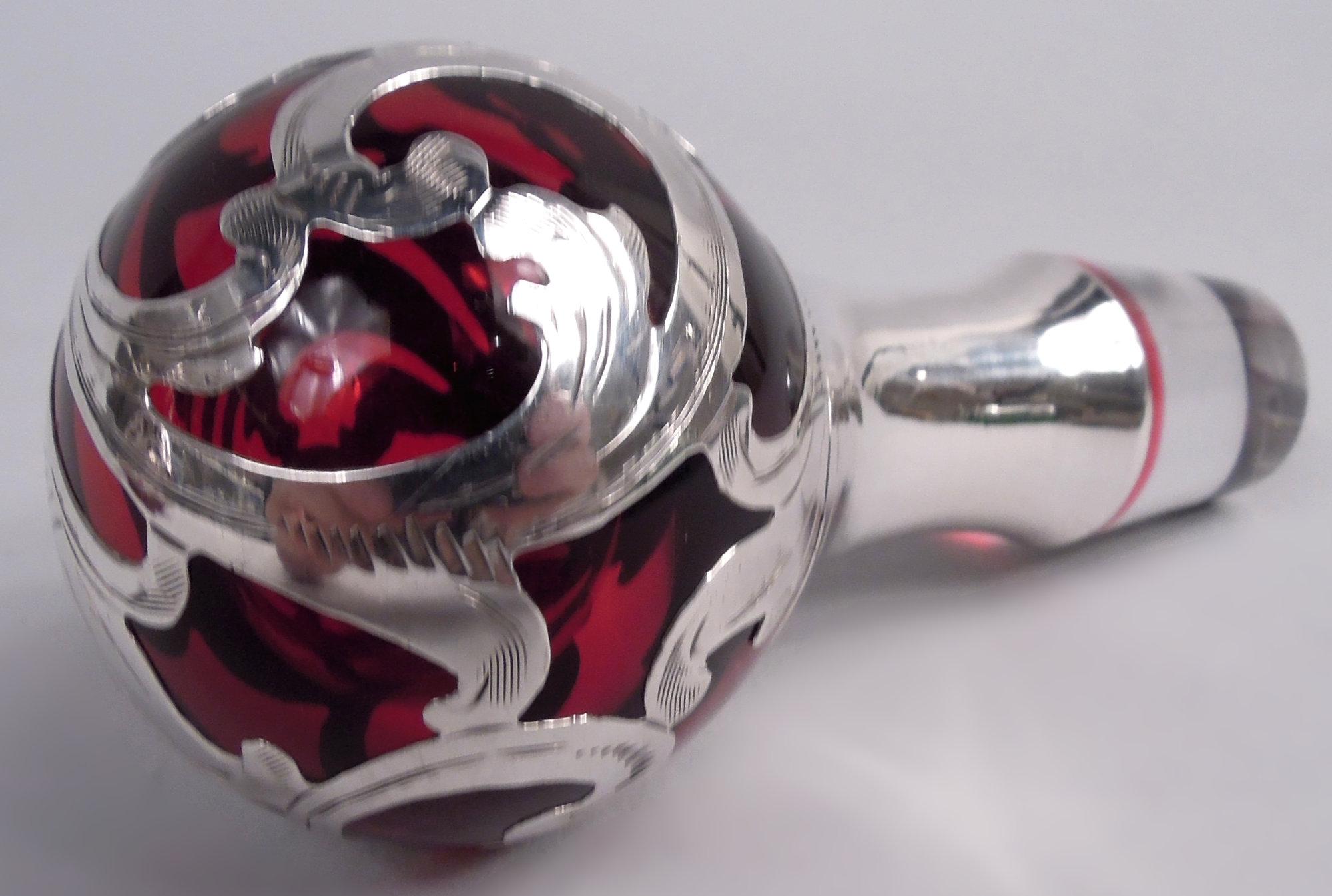 20ième siècle Ancienne carafe à décanter Art Nouveau Red Leafing Scroll Silver Overlay en vente