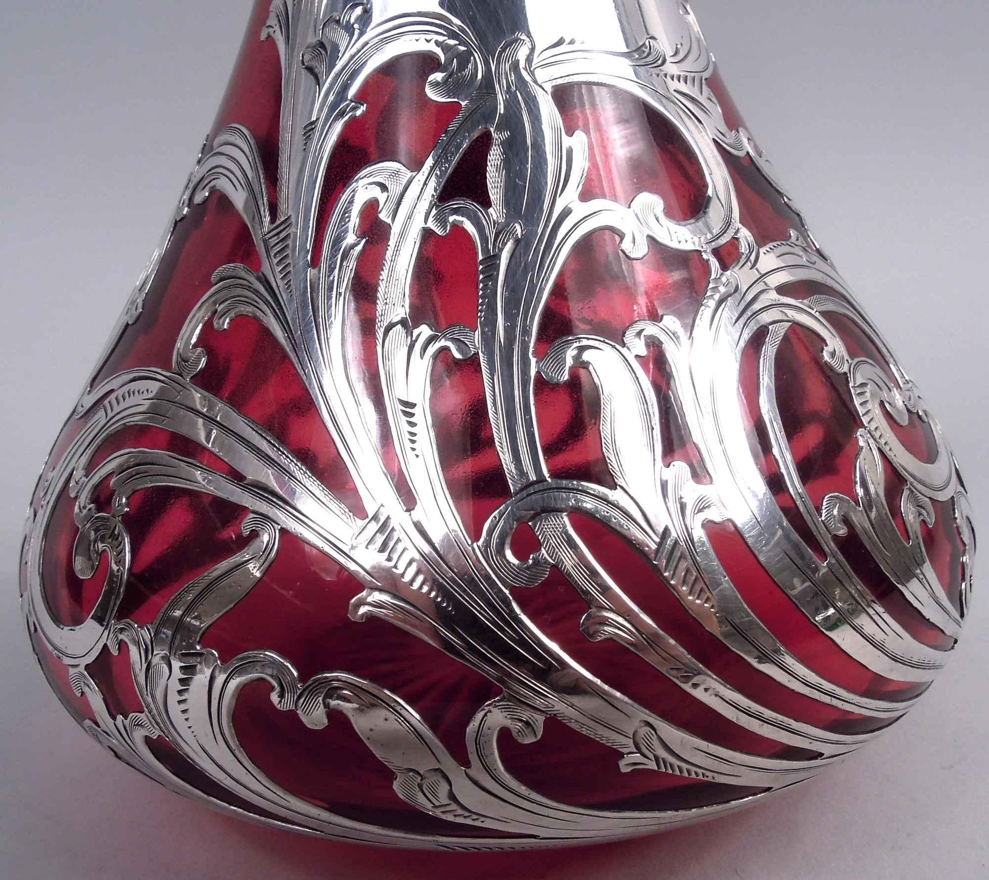 Ancienne carafe à décanter Art Nouveau Red Leafing Scroll Silver Overlay en vente 1