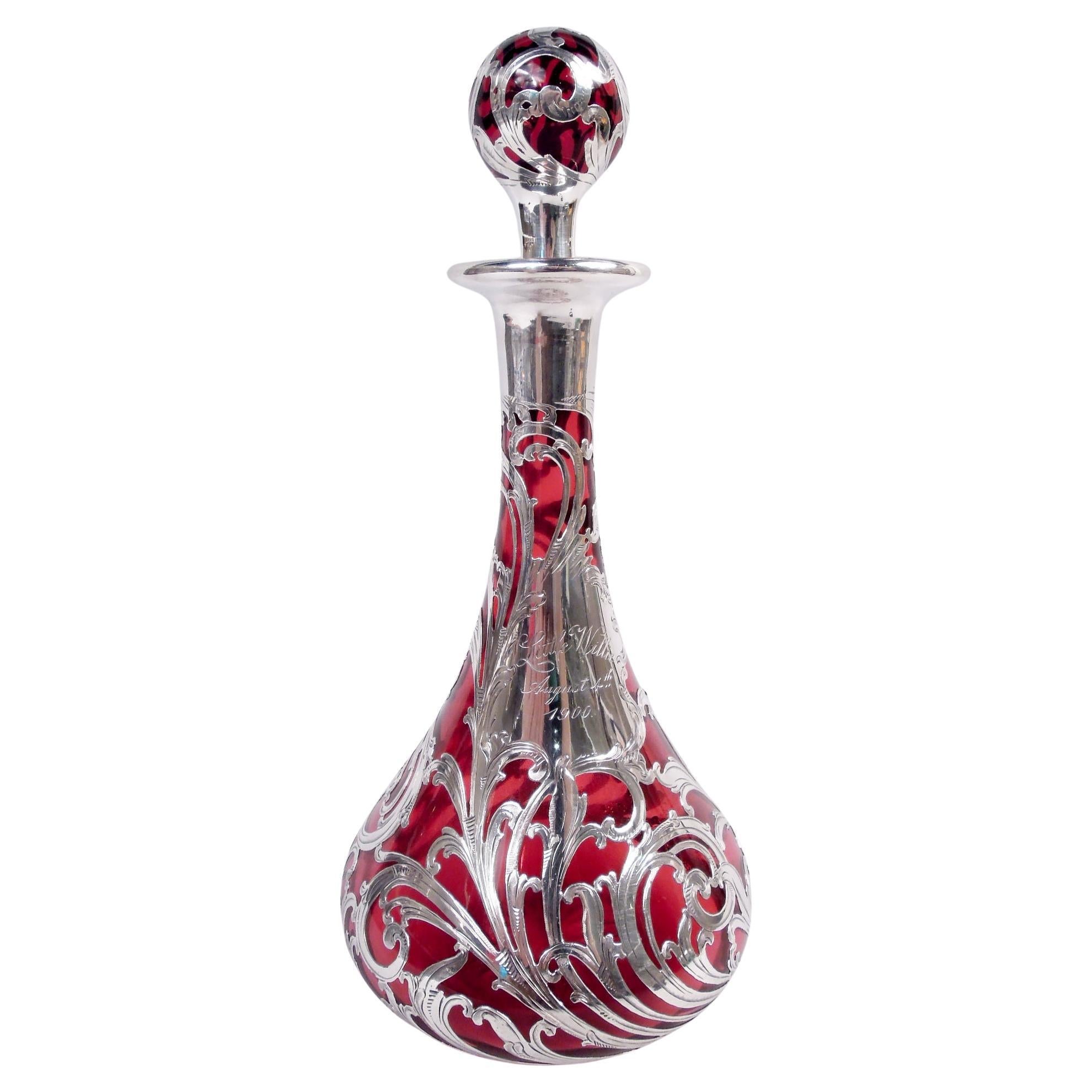 Ancienne carafe à décanter Art Nouveau Red Leafing Scroll Silver Overlay en vente