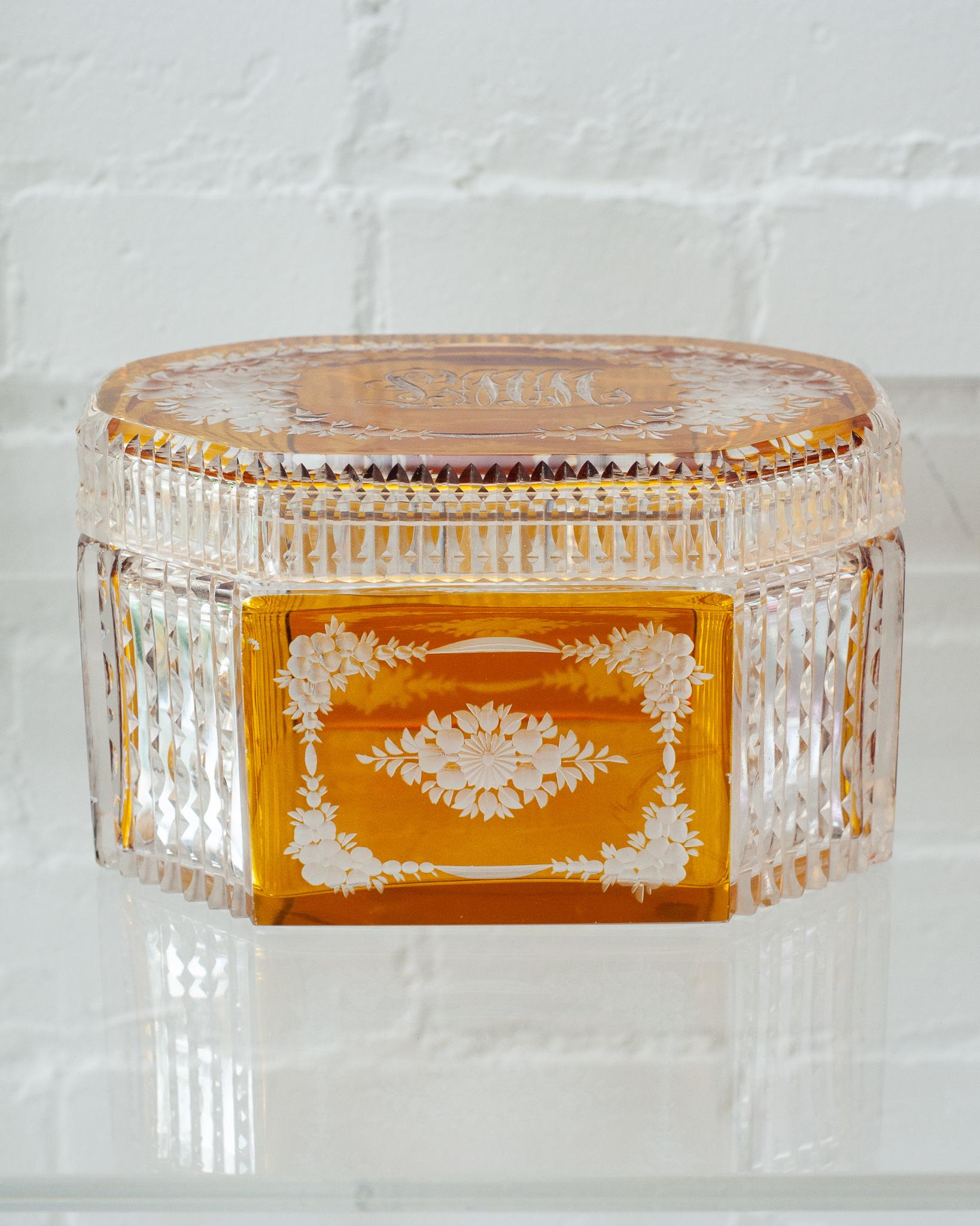 Une grande boîte ancienne en verre ambré de Bohème avec des motifs floraux ornés en cristal taillé. L'art du cristal taillé rend ce récipient aussi beau que le contenu que vous pouvez y mettre.