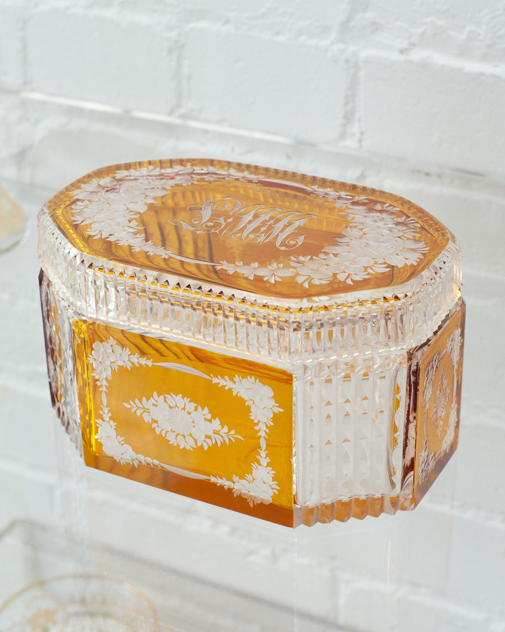 Tchèque Boîte d'antiquités en cristal orange ambré de Bohème taillé avec couvercle en vente