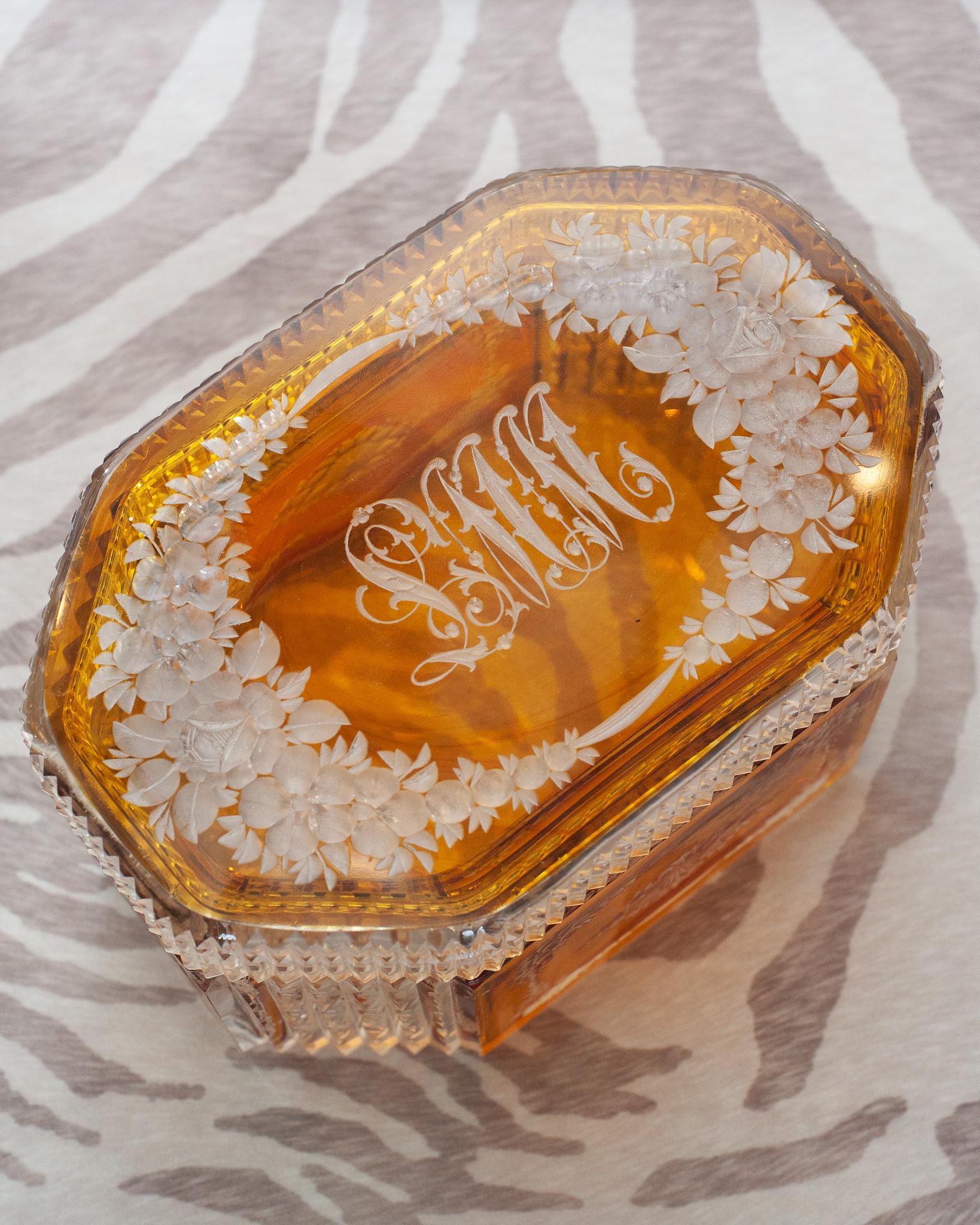 Boîte d'antiquités en cristal orange ambré de Bohème taillé avec couvercle Bon état - En vente à Toronto, ON