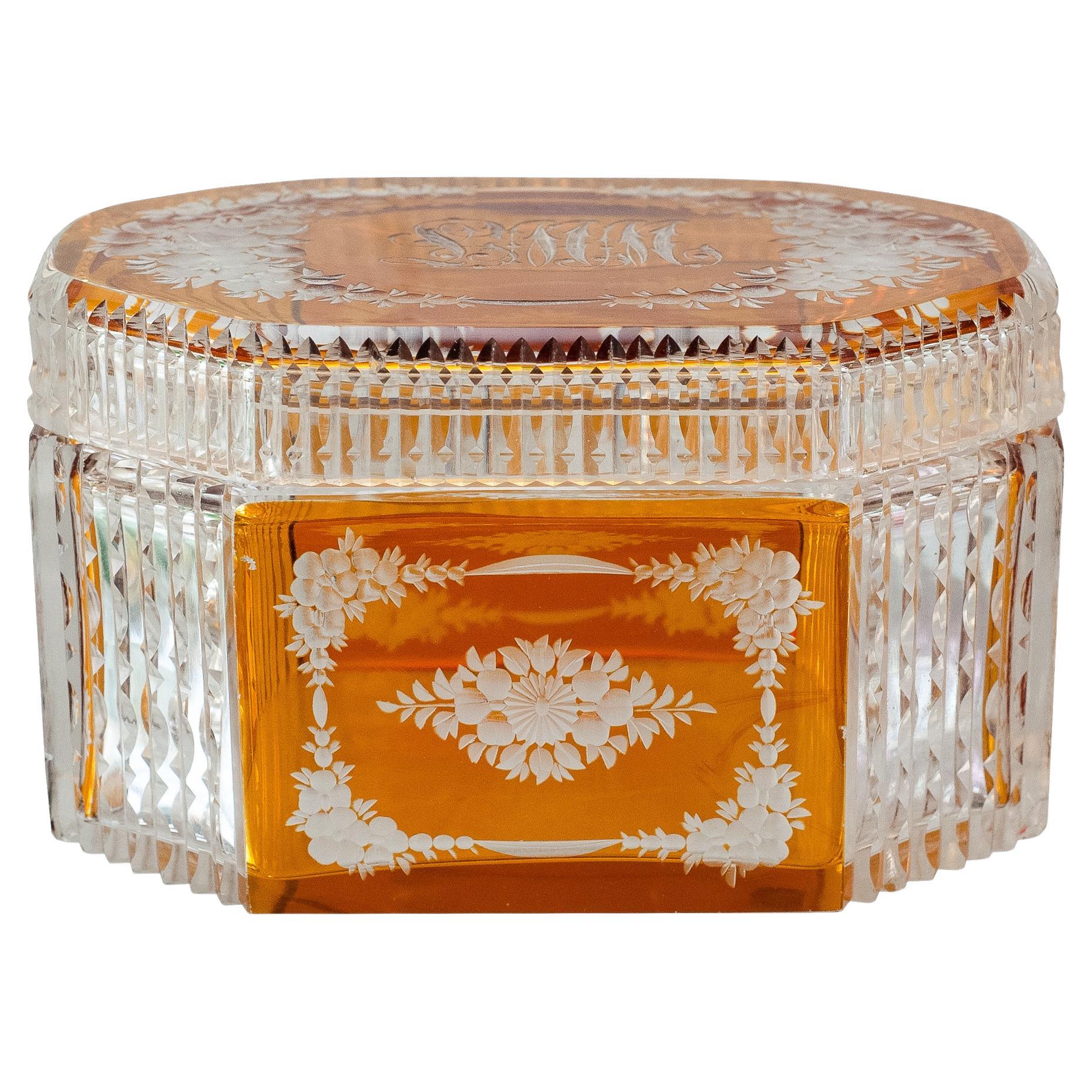 Boîte d'antiquités en cristal orange ambré de Bohème taillé avec couvercle