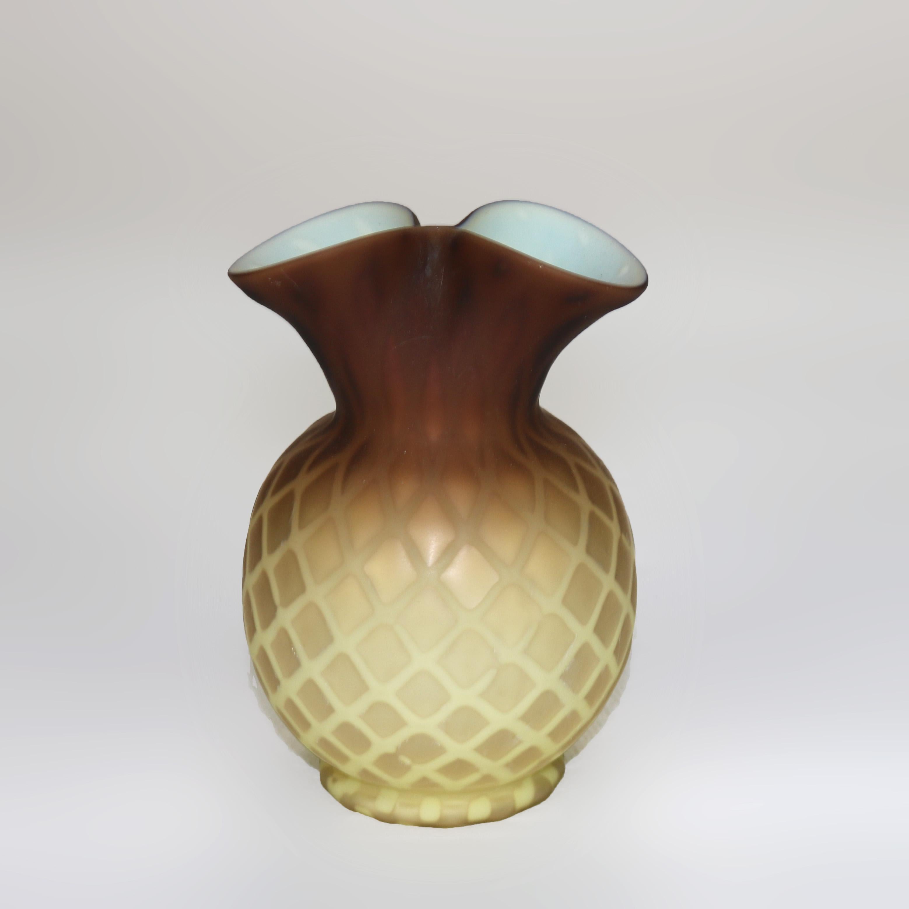 Ancien vase double en verre satiné ambré avec motif de courtepointe de diamant, vers 1890

Mesures - 5 1/4
