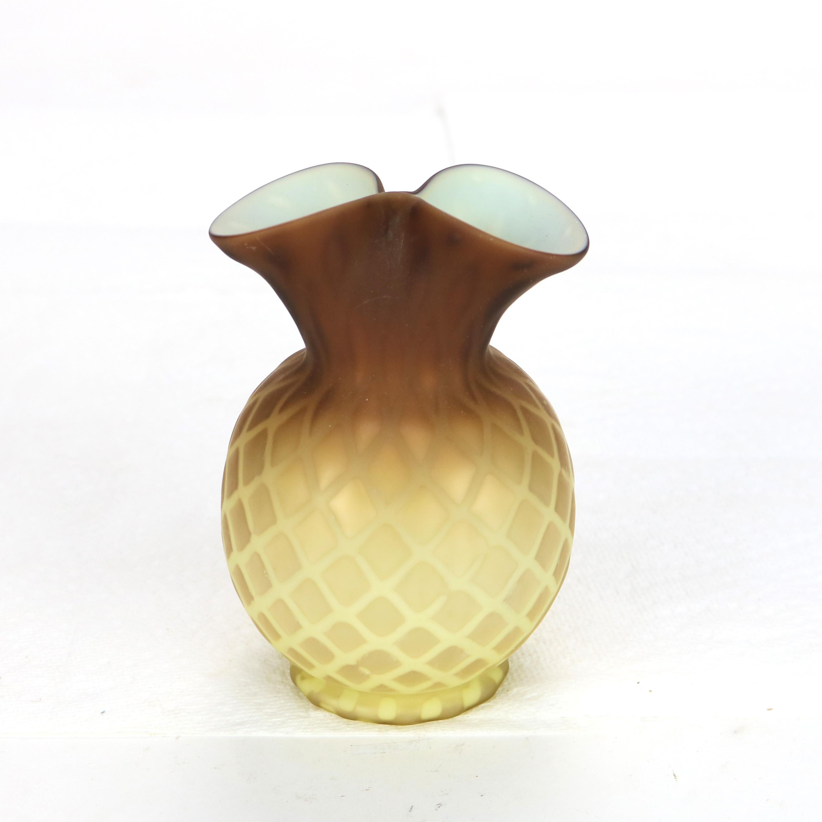 Ancien vase double en verre satiné ambré avec motif de courtepointe de diamant, vers 1890 Bon état - En vente à Big Flats, NY