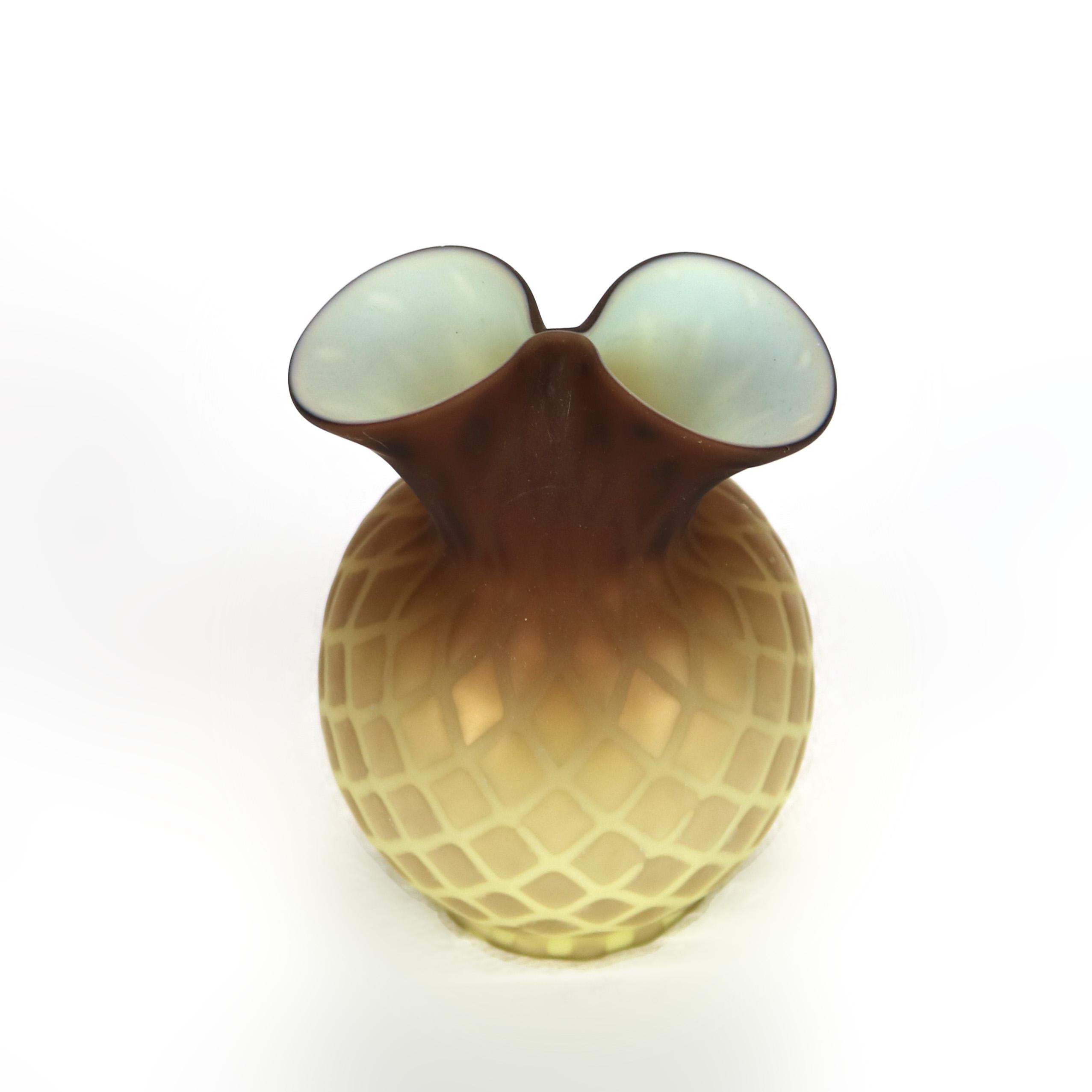 XIXe siècle Ancien vase double en verre satiné ambré avec motif de courtepointe de diamant, vers 1890 en vente