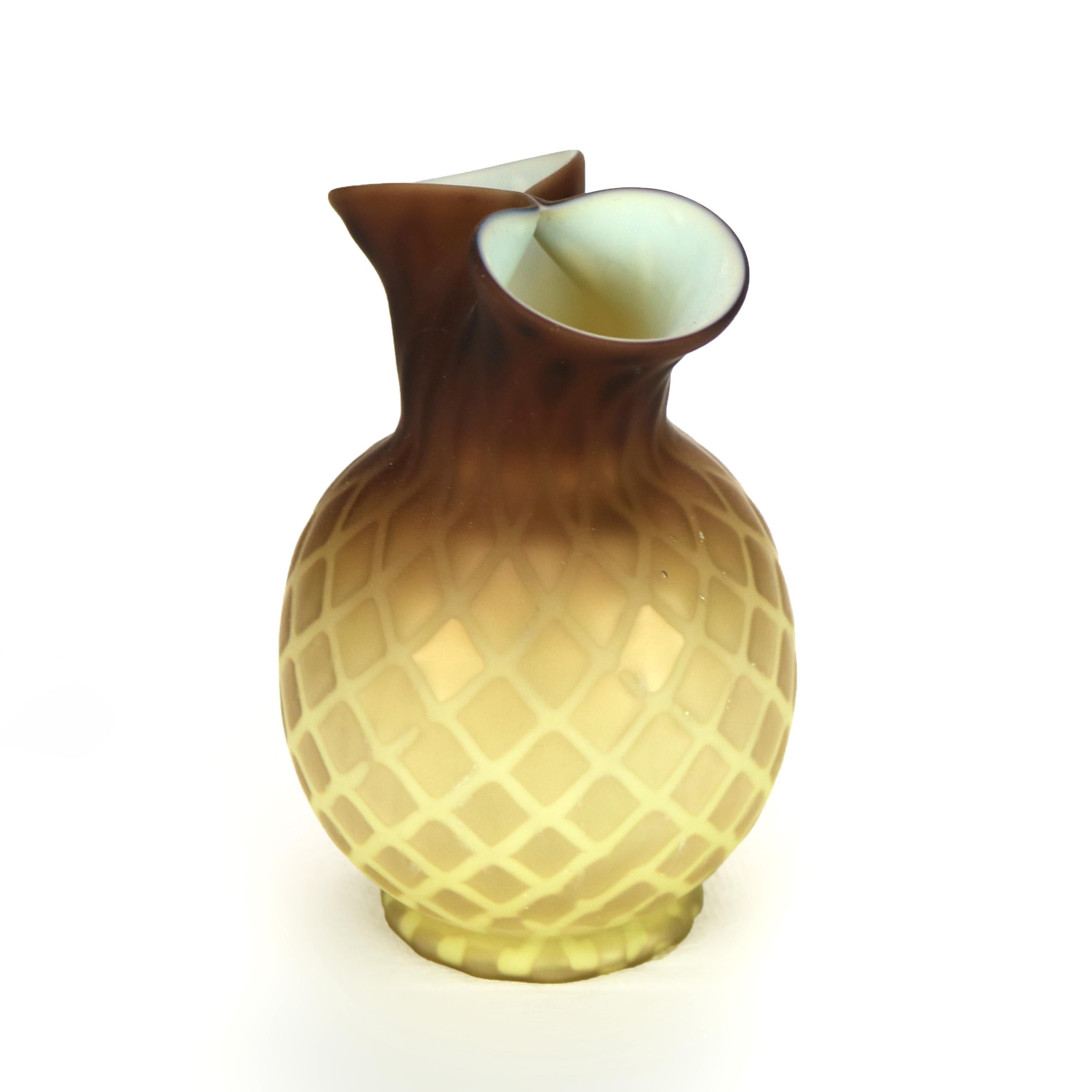 Verre d'art Ancien vase double en verre satiné ambré avec motif de courtepointe de diamant, vers 1890 en vente
