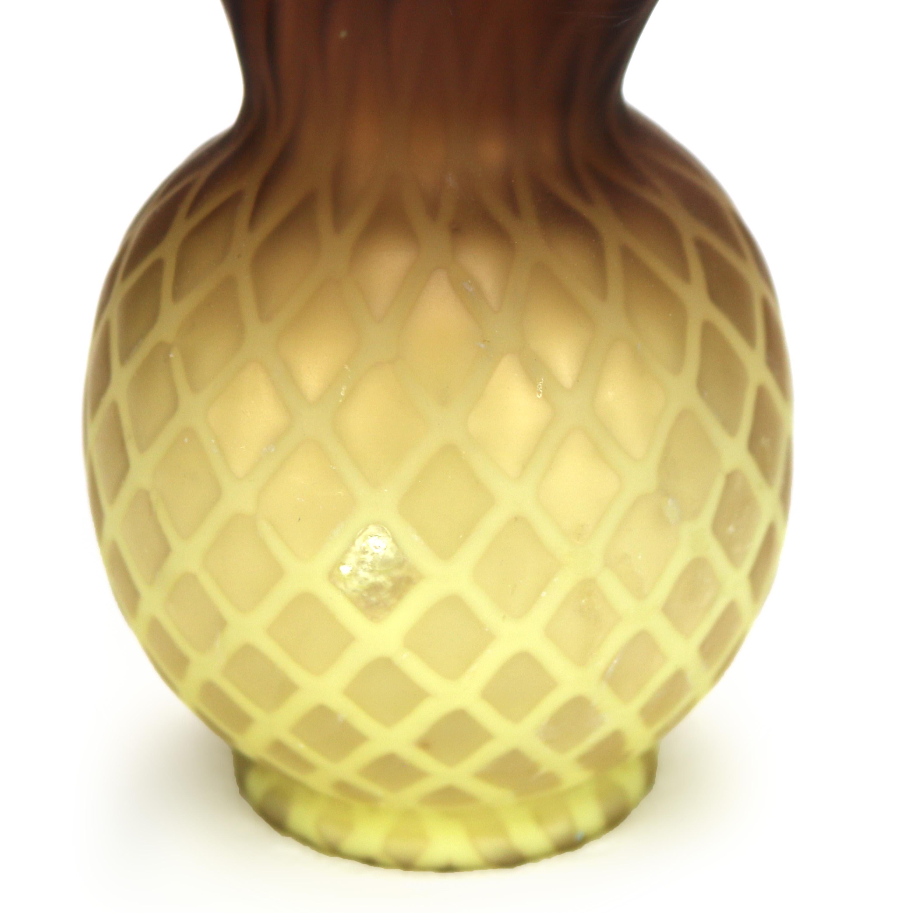 Ancien vase double en verre satiné ambré avec motif de courtepointe de diamant, vers 1890 en vente 2