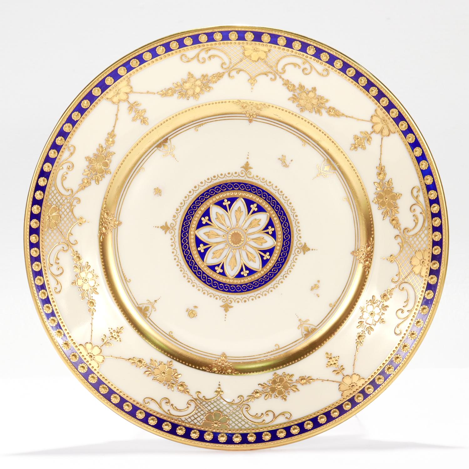 Pequeño plato antiguo de porcelana de Dresden.

Por Ambrosius Lamm.

Con un motivo floral en el centro, reflejos de esmalte azul cobalto e intrincados motivos geométricos dorados y flores por todas partes.

Marcado en la base con la marca del