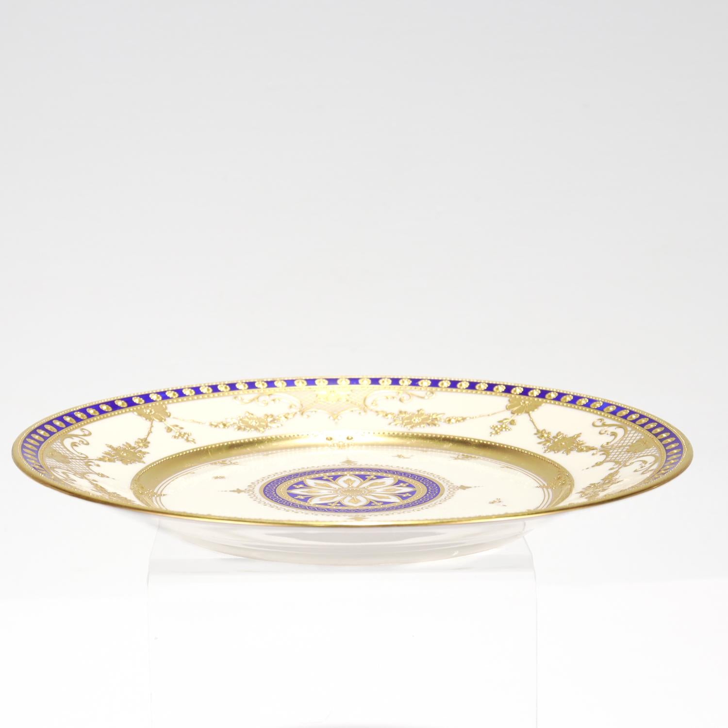 Pequeño armario antiguo de porcelana de Dresden Ambrosius Lamm dorado y con esmalte azul cobalto siglo XX en venta