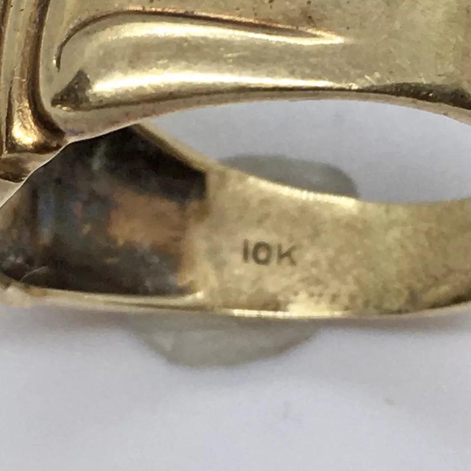 Antique American 10K GOLD SIgnet RIng 5.6 Gram  Size 11  Engraved JGH

This antique American signet ring is a true piece of history. Crafted from 10k gold, it features an engraved design and weighs 5.6 grams, making it a perfect size 11 ring. The