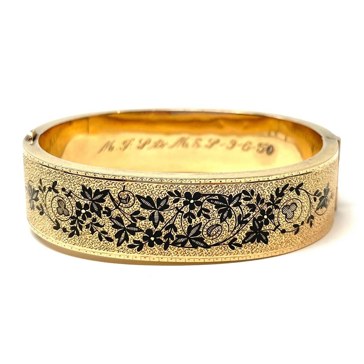 Im New Orleans des 19. Jahrhunderts stellten Juweliere exquisiten Goldschmuck mit zarter französischer Emailleverzierung her. Die Armbänder wurden in der Regel paarweise verkauft und wiesen auf jeder Seite ein anderes Design auf. Heute findet man