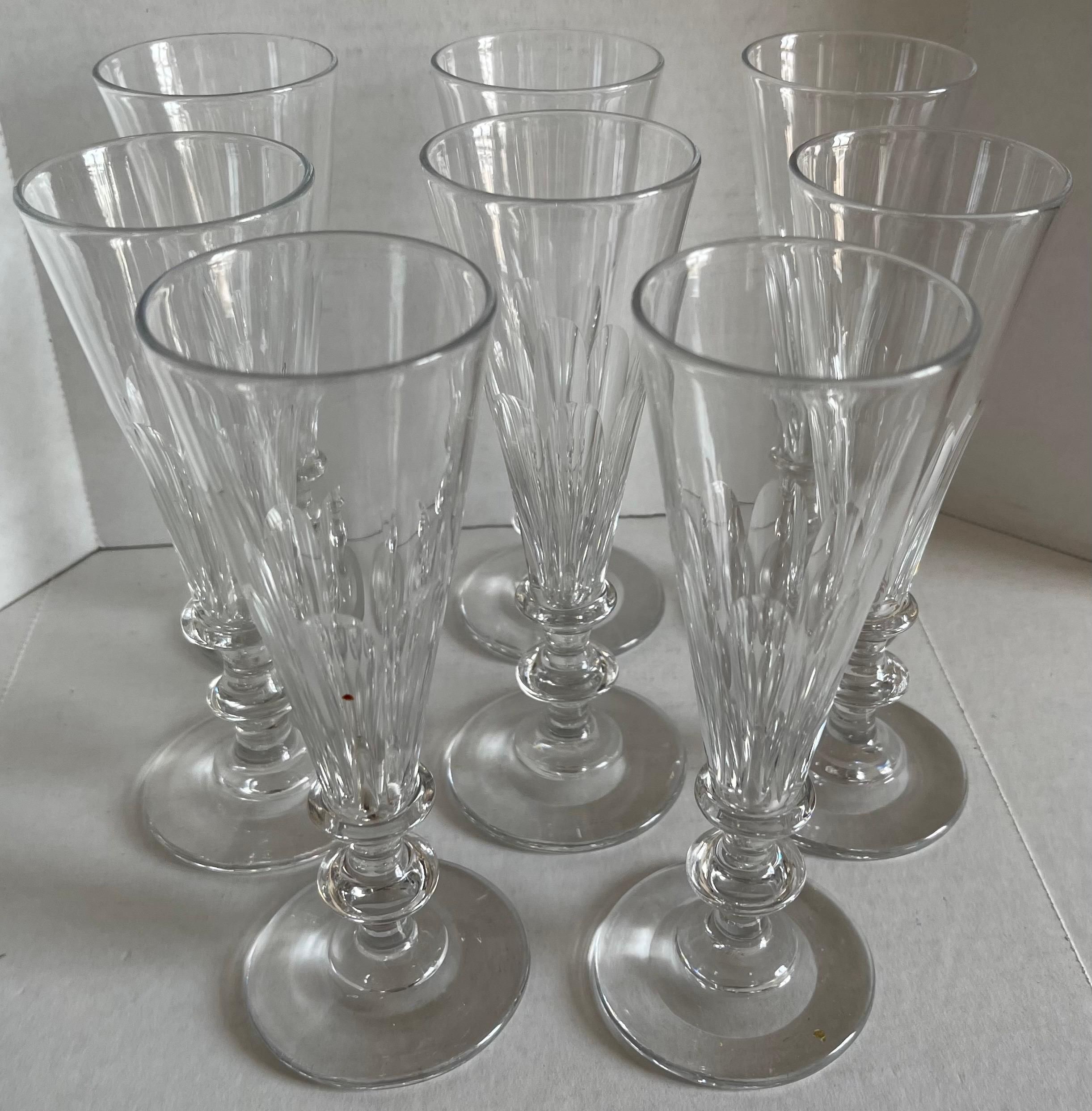Set di otto antichi flûte di vetro soffiato americano del 1850. Condizioni originali molto buone, senza segni di riparazione. 