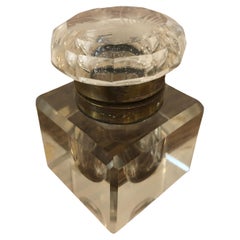 Antiguo tintero de cristal americano de 1880 con flores talladas en calcografía en la parte superior