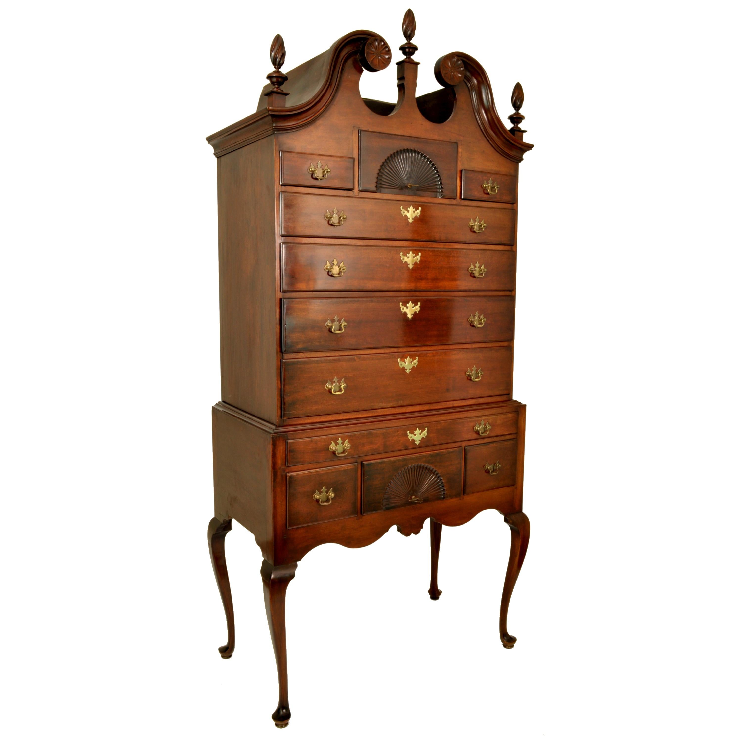 Fine Antique American 18th century Chippendale mahogany highboy/chest on stand, most likely Boston, Circa 1760.
The highboy having two sections, the top section having a 'Swan's Neck