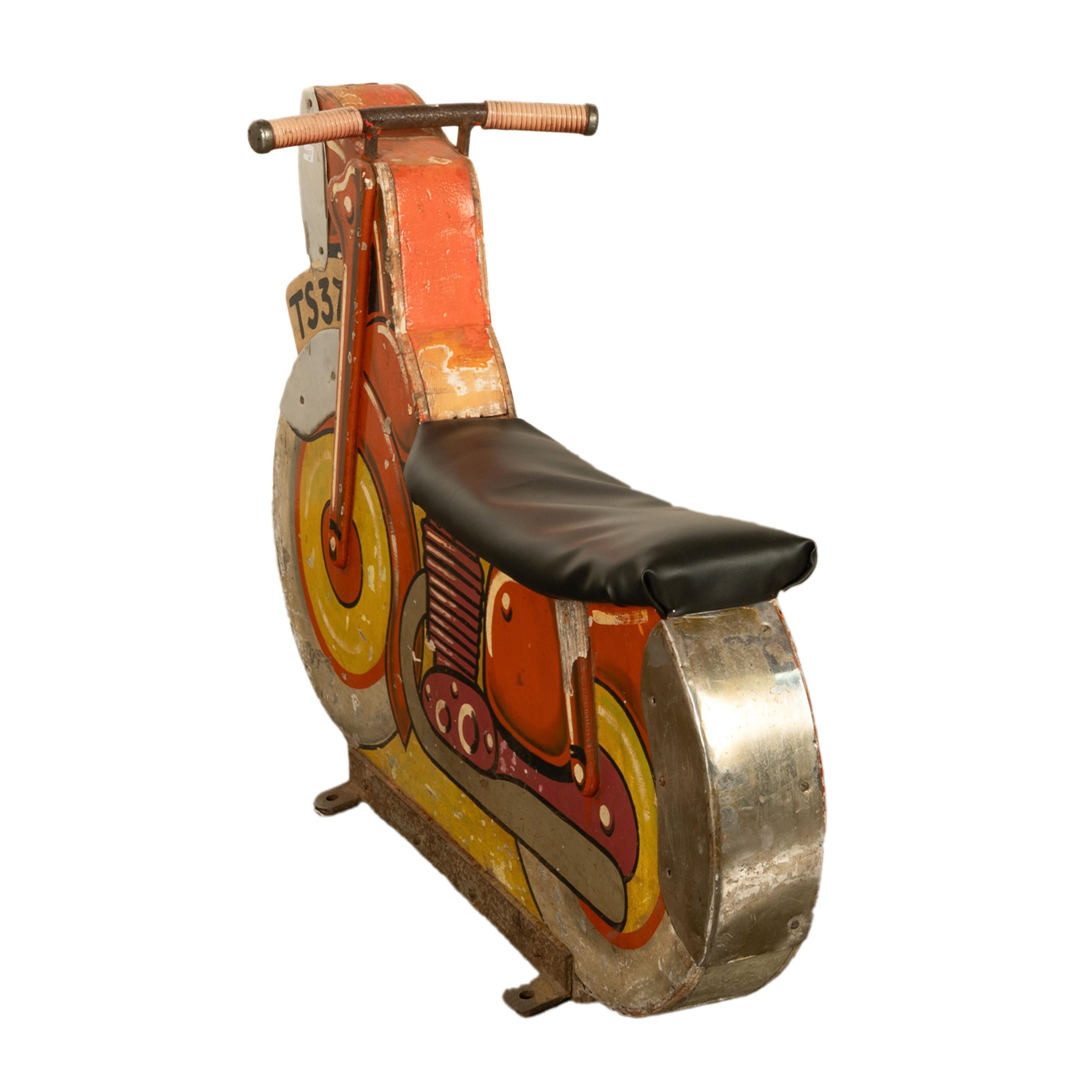 Antike amerikanische Amusement Park Motorrad bemalte Karussell Karnevalsfahrt 1940er Jahre (Stahl) im Angebot