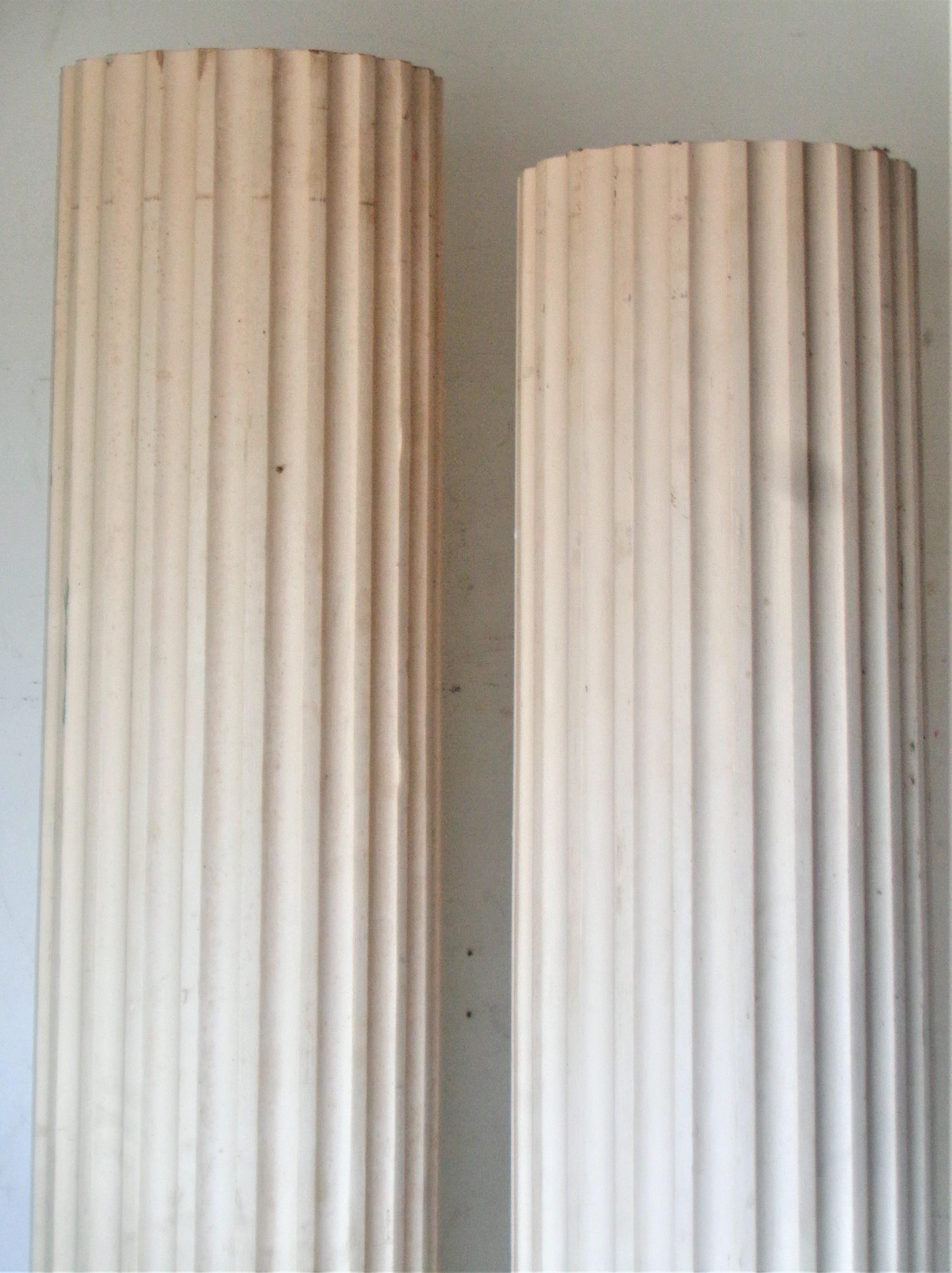 Anciennes colonnes architecturales américaines en bois cannelé en vente 2