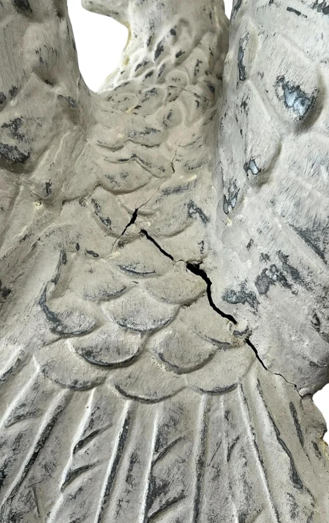 Antiguo remate de águila de metal pintado de arquitectura americana sobre pedestal en venta 1