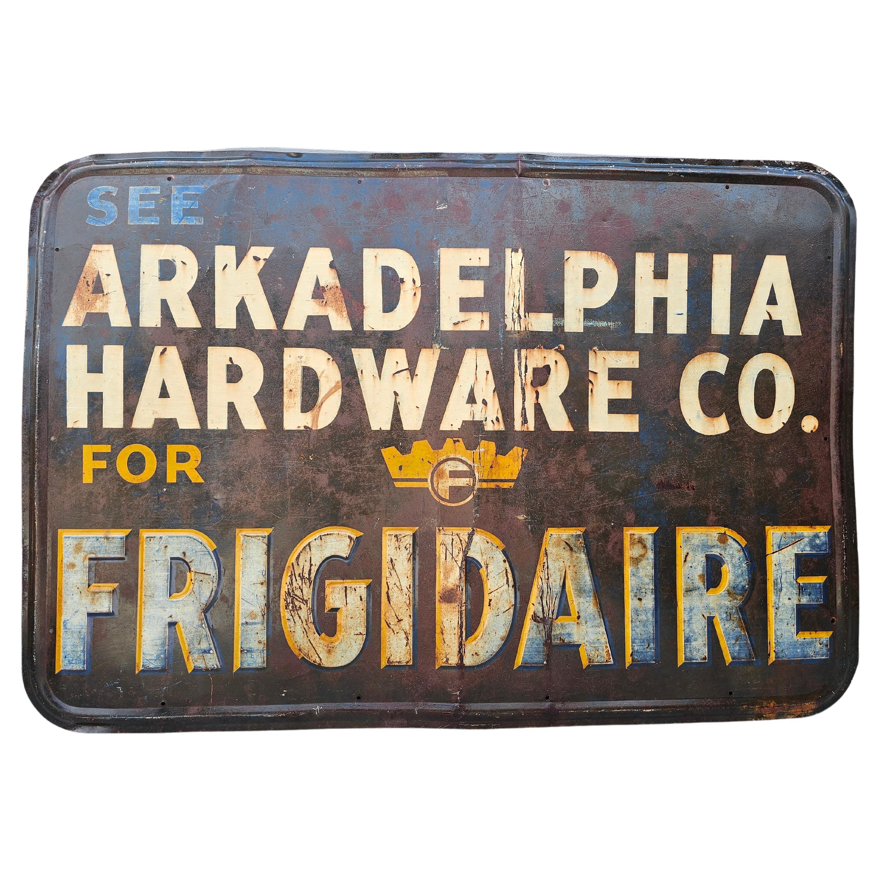 Panneau publicitaire américain ancien en métal Art Déco Early Frigidaire en vente