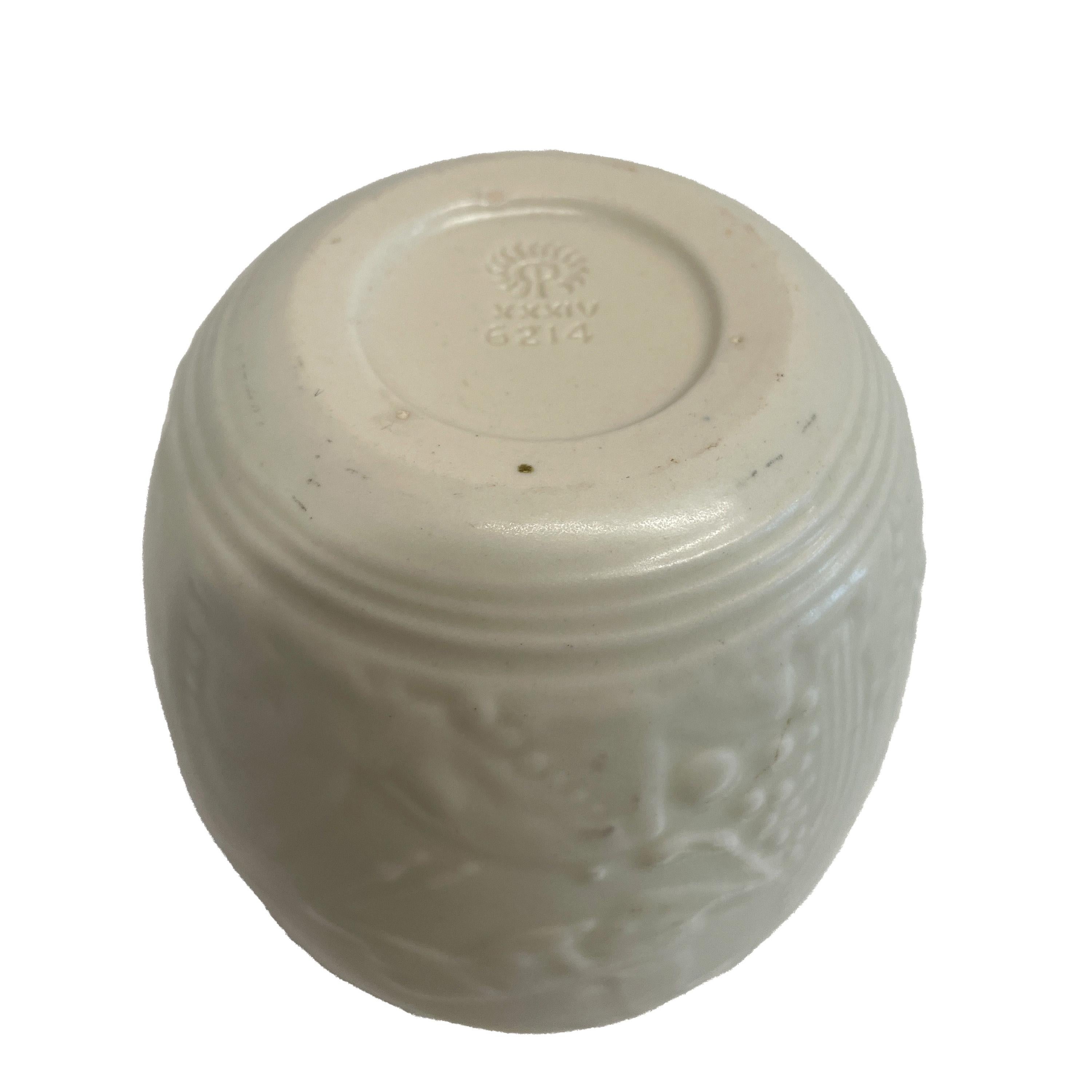 Antico vaso americano Art Deco Rookwood in ceramica color crema con gazzella che salta 1934 in vendita 3