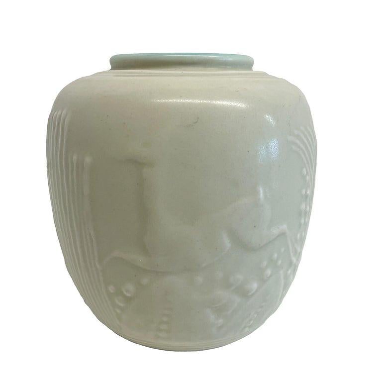 Antico vaso americano in ceramica Art Deco Rookwood, 1934.
Il vaso di forma ovoidale con smalto opaco color crema e bordo interno blu, finemente decorato con un disegno in rilievo di due gazzelle che saltano in paesaggi geometrici.
La base presenta