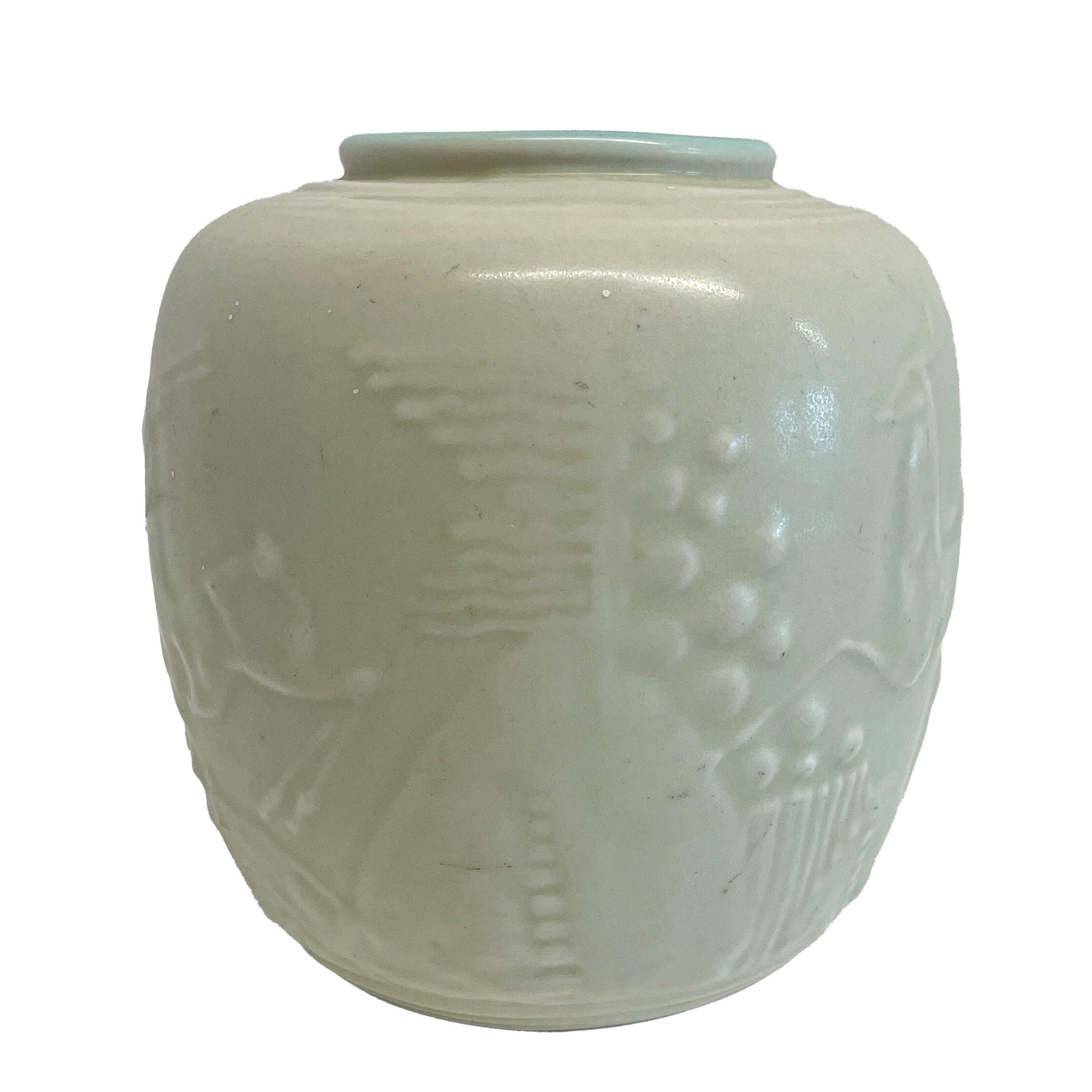 Art Déco Antico vaso americano Art Deco Rookwood in ceramica color crema con gazzella che salta 1934 in vendita