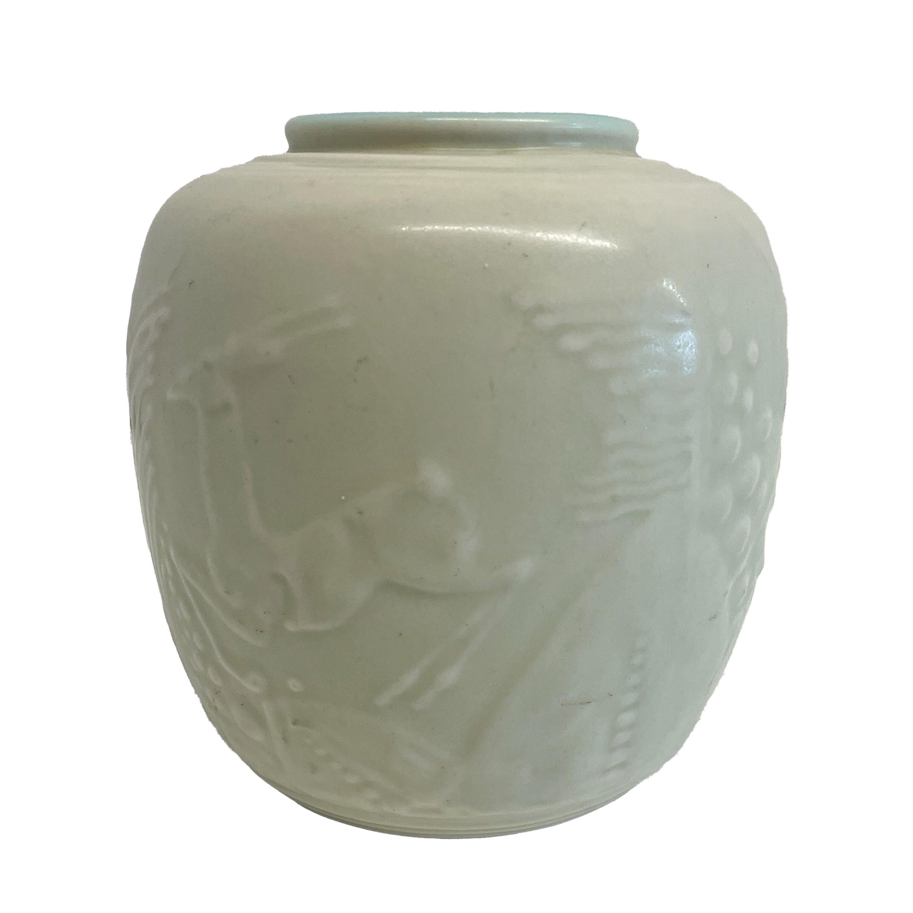 Americano Antico vaso americano Art Deco Rookwood in ceramica color crema con gazzella che salta 1934 in vendita