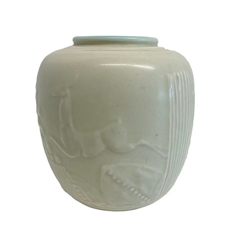 Smaltato Antico vaso americano Art Deco Rookwood in ceramica color crema con gazzella che salta 1934 in vendita