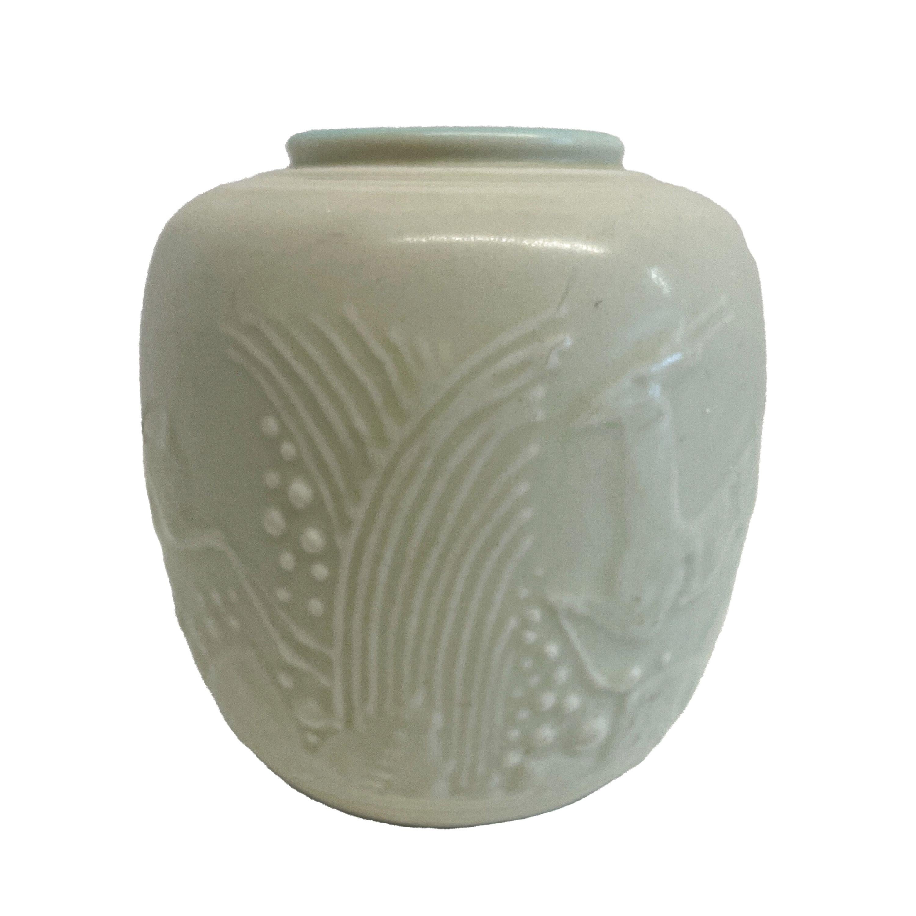 Antico vaso americano Art Deco Rookwood in ceramica color crema con gazzella che salta 1934 In condizioni buone in vendita a Portland, OR