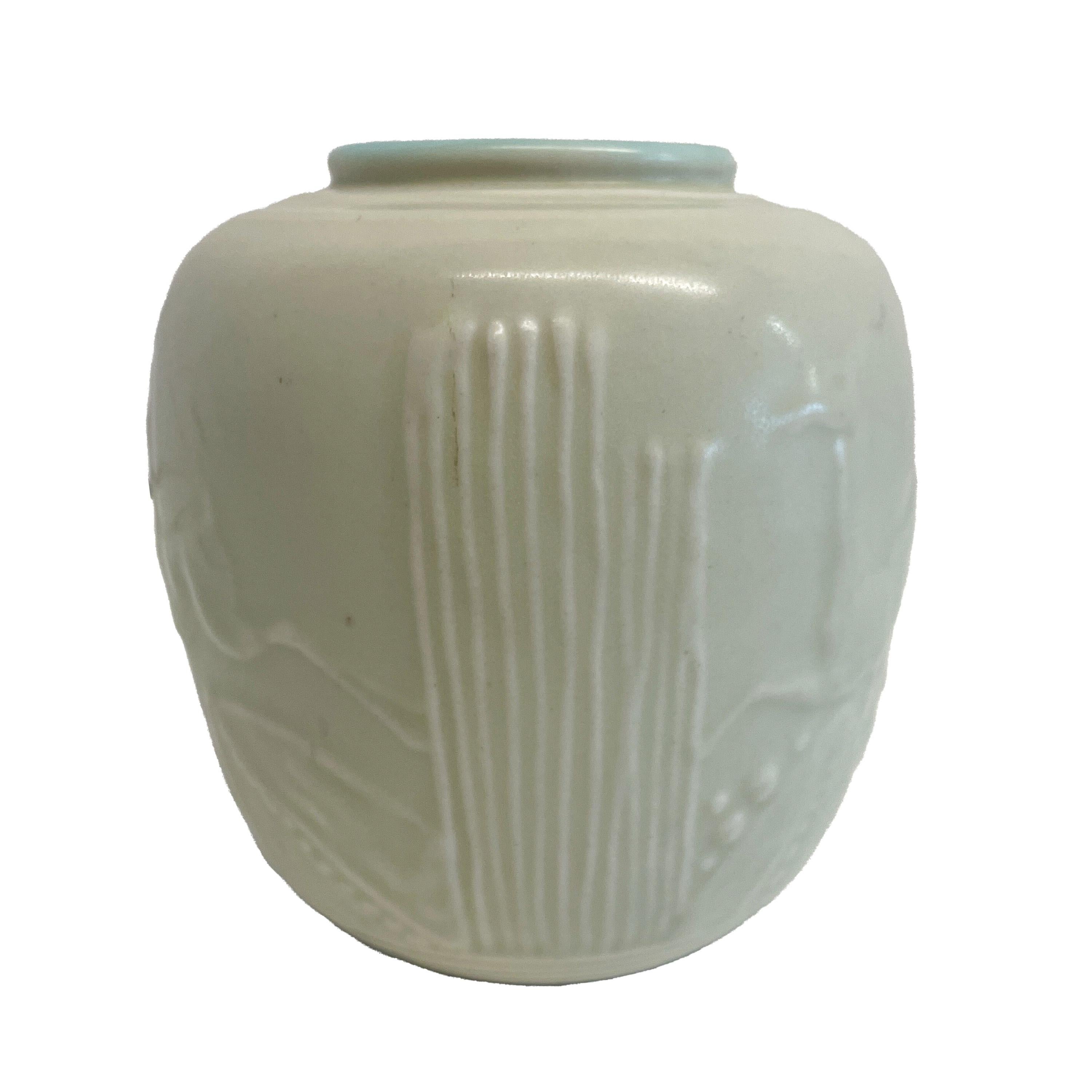 Terracotta Antico vaso americano Art Deco Rookwood in ceramica color crema con gazzella che salta 1934 in vendita