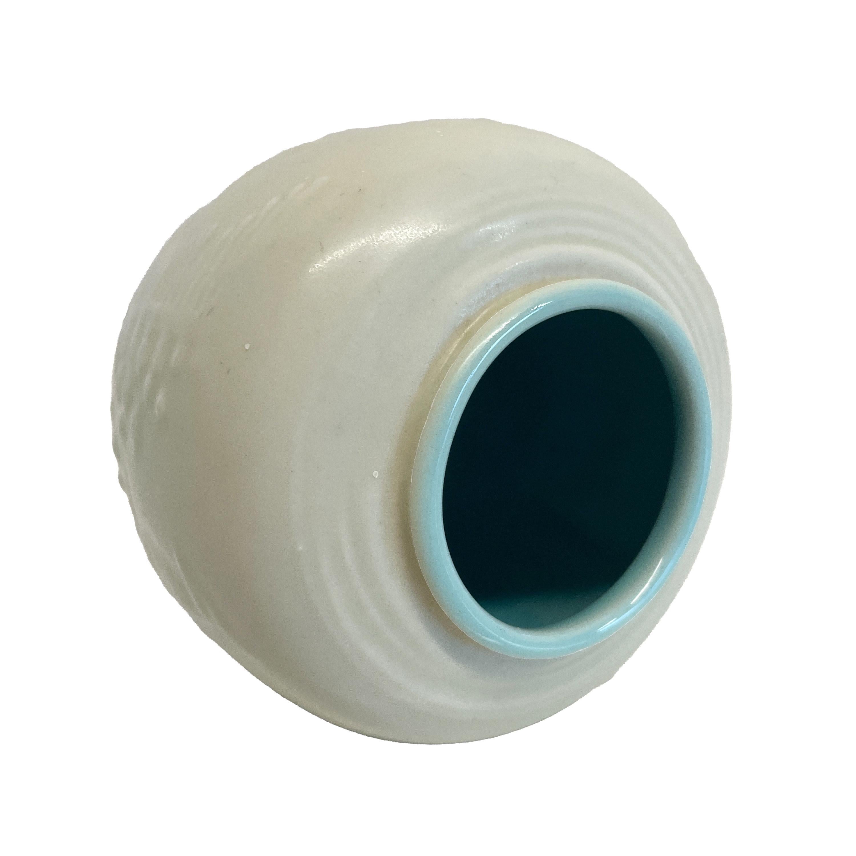 Antico vaso americano Art Deco Rookwood in ceramica color crema con gazzella che salta 1934 in vendita 1