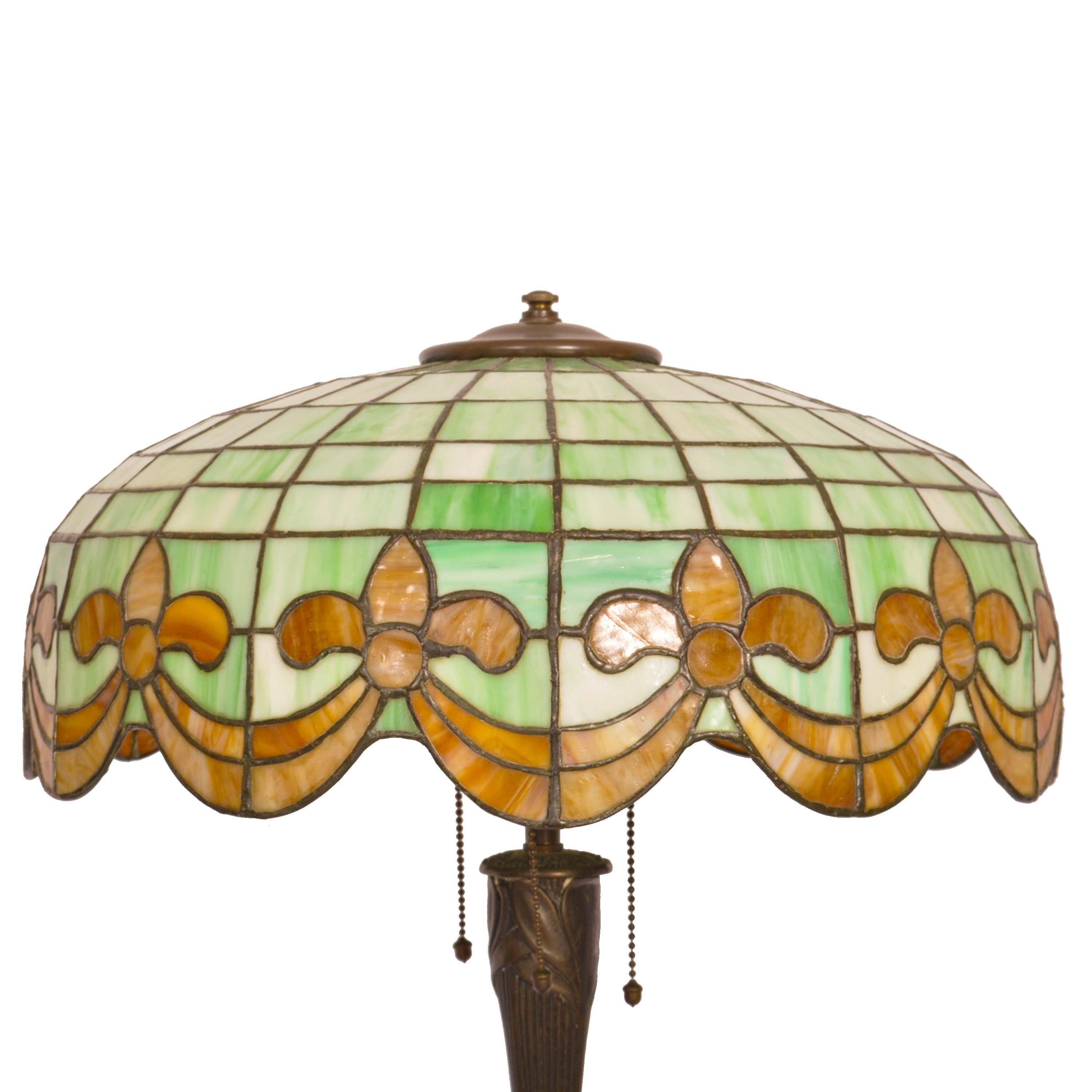 Antigua lámpara de mesa Art Nouveau americana de bronce y cristal emplomado de Wilkinson, 1910 en Bueno estado para la venta en Portland, OR