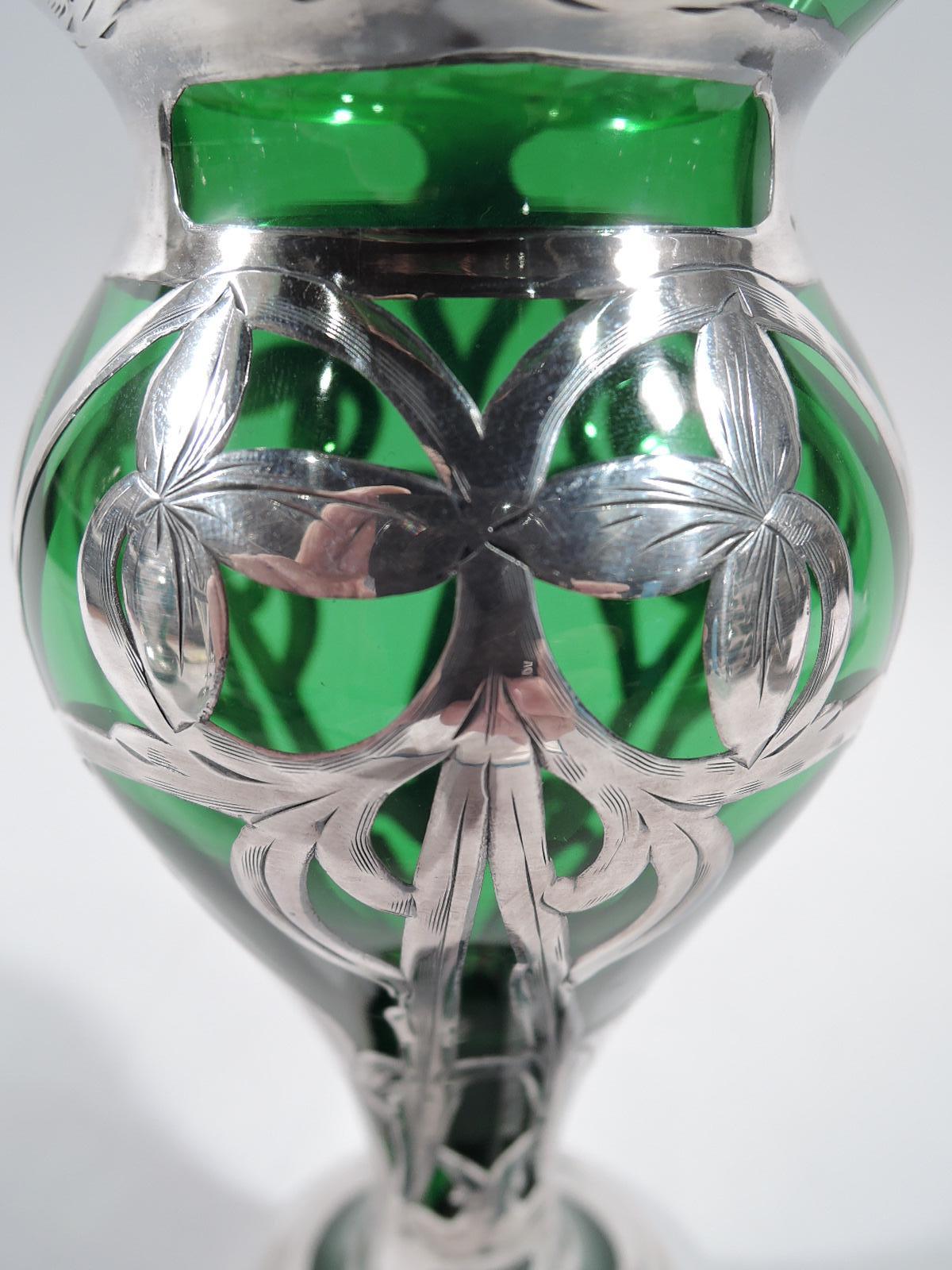 Américain Vase américain ancien de style Art Nouveau, recouvert de vert et d'argent