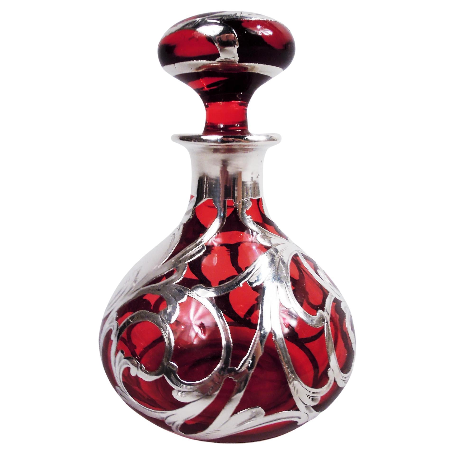 Profumo antico americano Art Nouveau rosso con sovrapposizione di argento