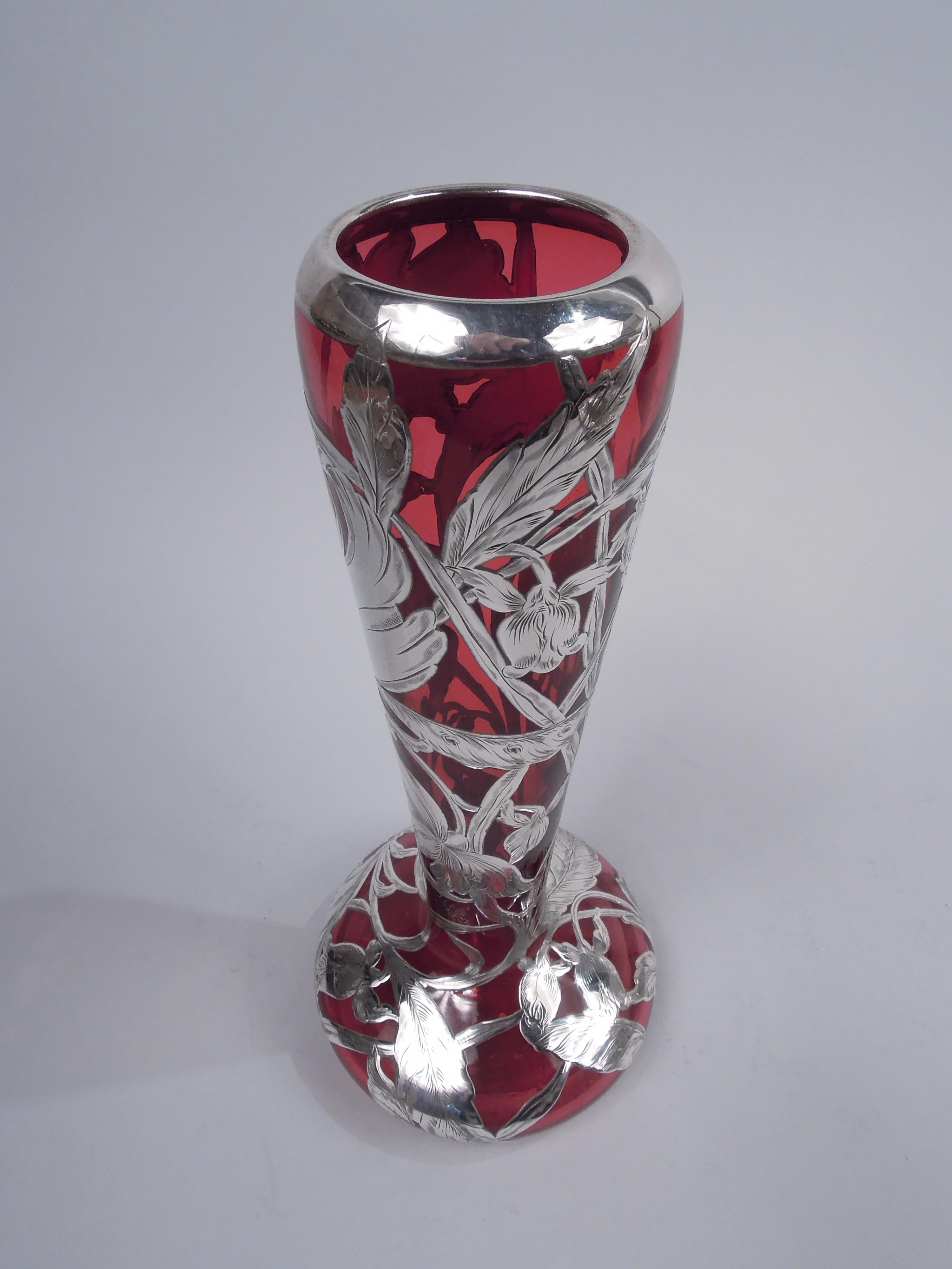 XX secolo Antico vaso americano Art Nouveau rosso con sovrapposizione d'argento in vendita