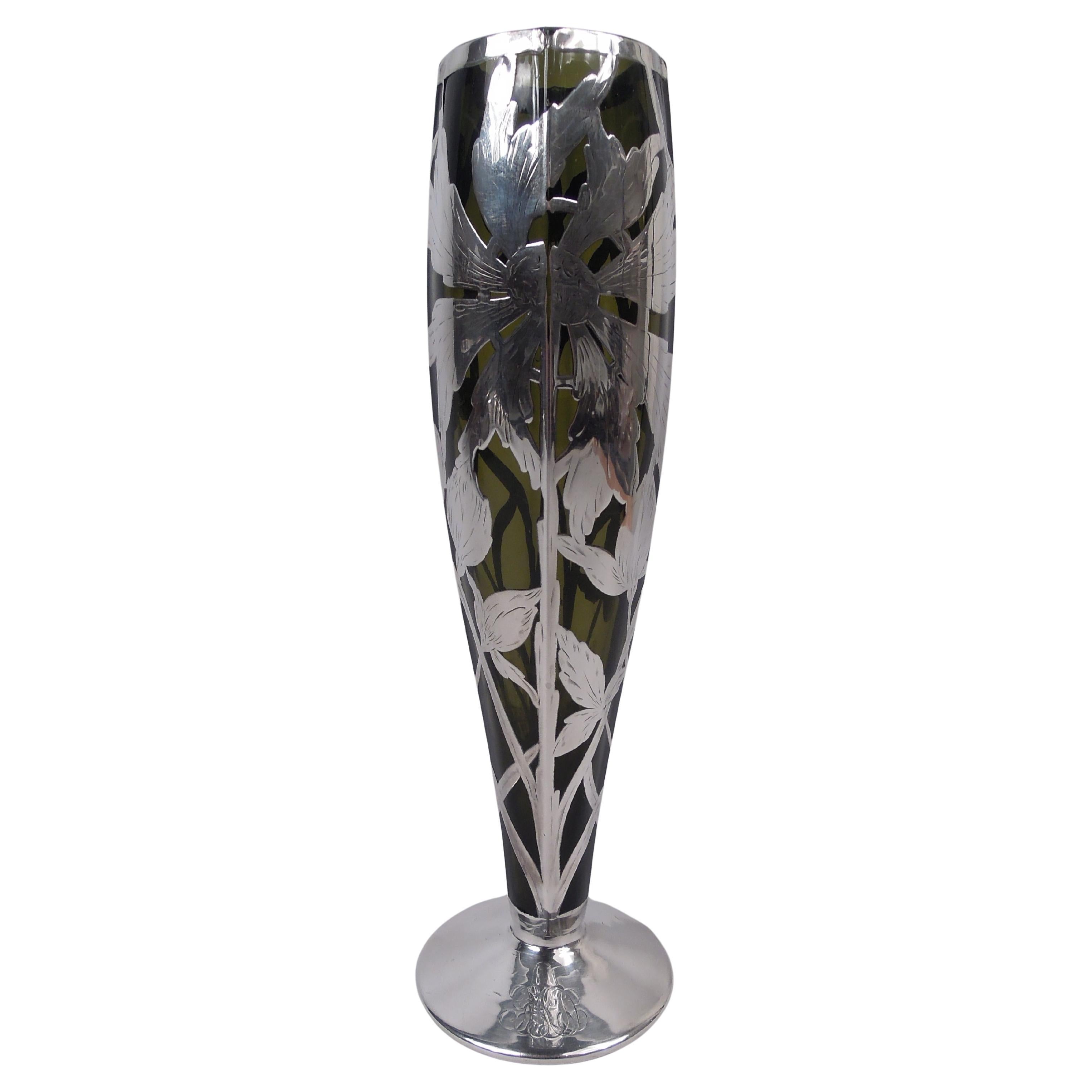 Antique American Art Nouveau Silver Overlay Vase in Rare Olive Green im Angebot