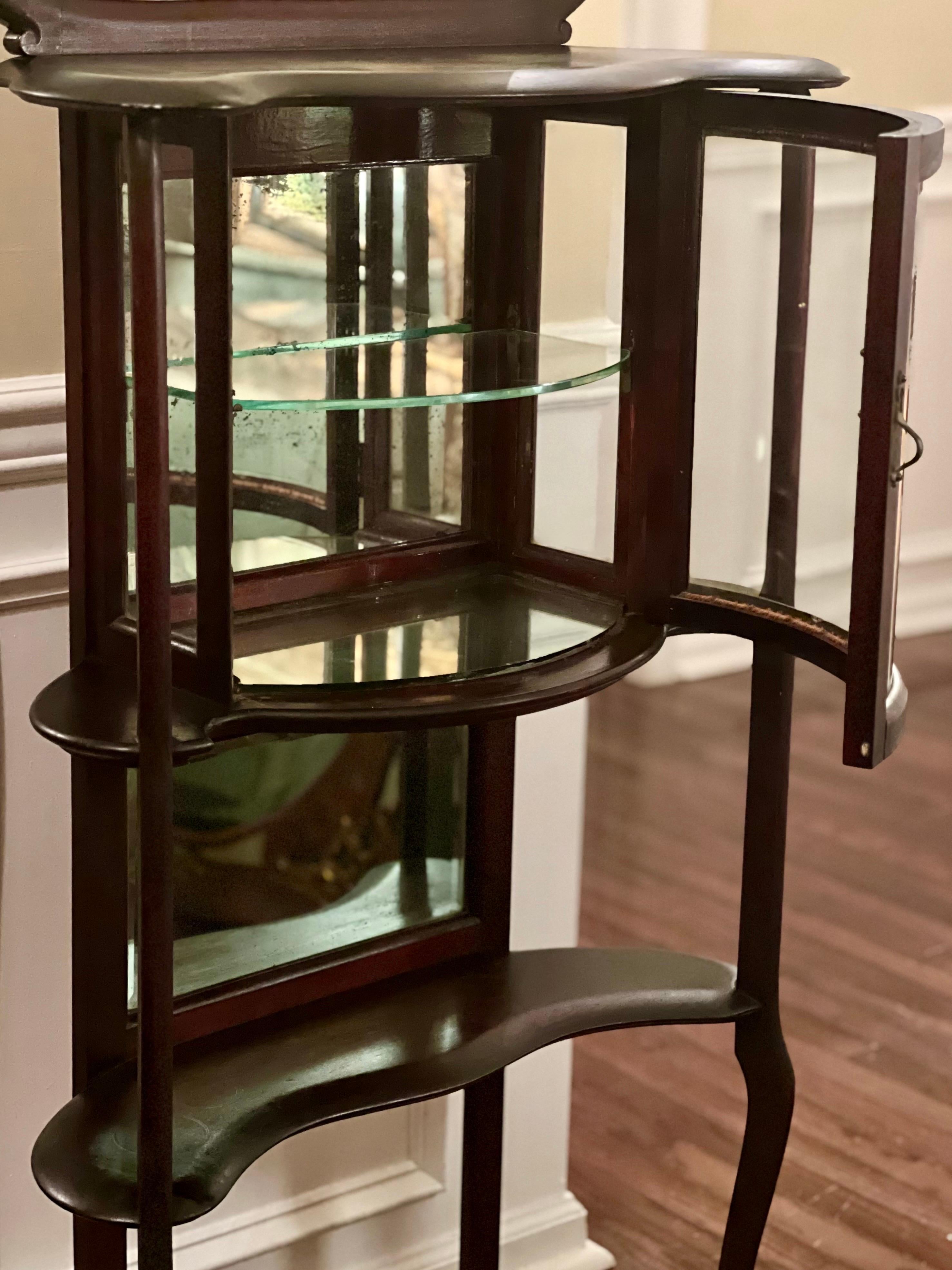 Antique American Art Nouveau Small Mirrored Étagère with Curio Cabinet In Good Condition For Sale In Doylestown, PA