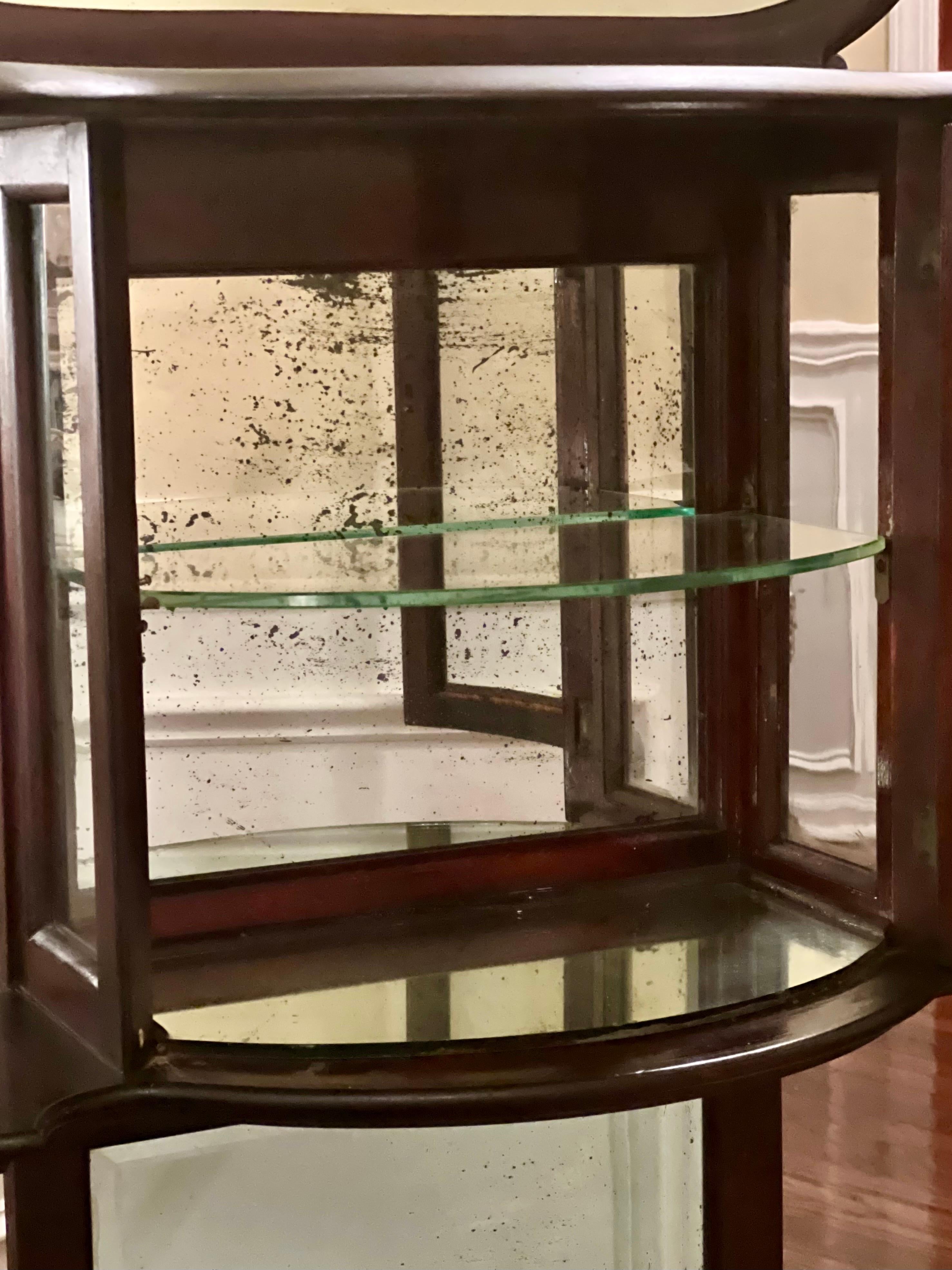 Antique Art Nouveau Américain Petite Étagère Mirrorée avec Cabinet de Curio Bon état - En vente à Doylestown, PA