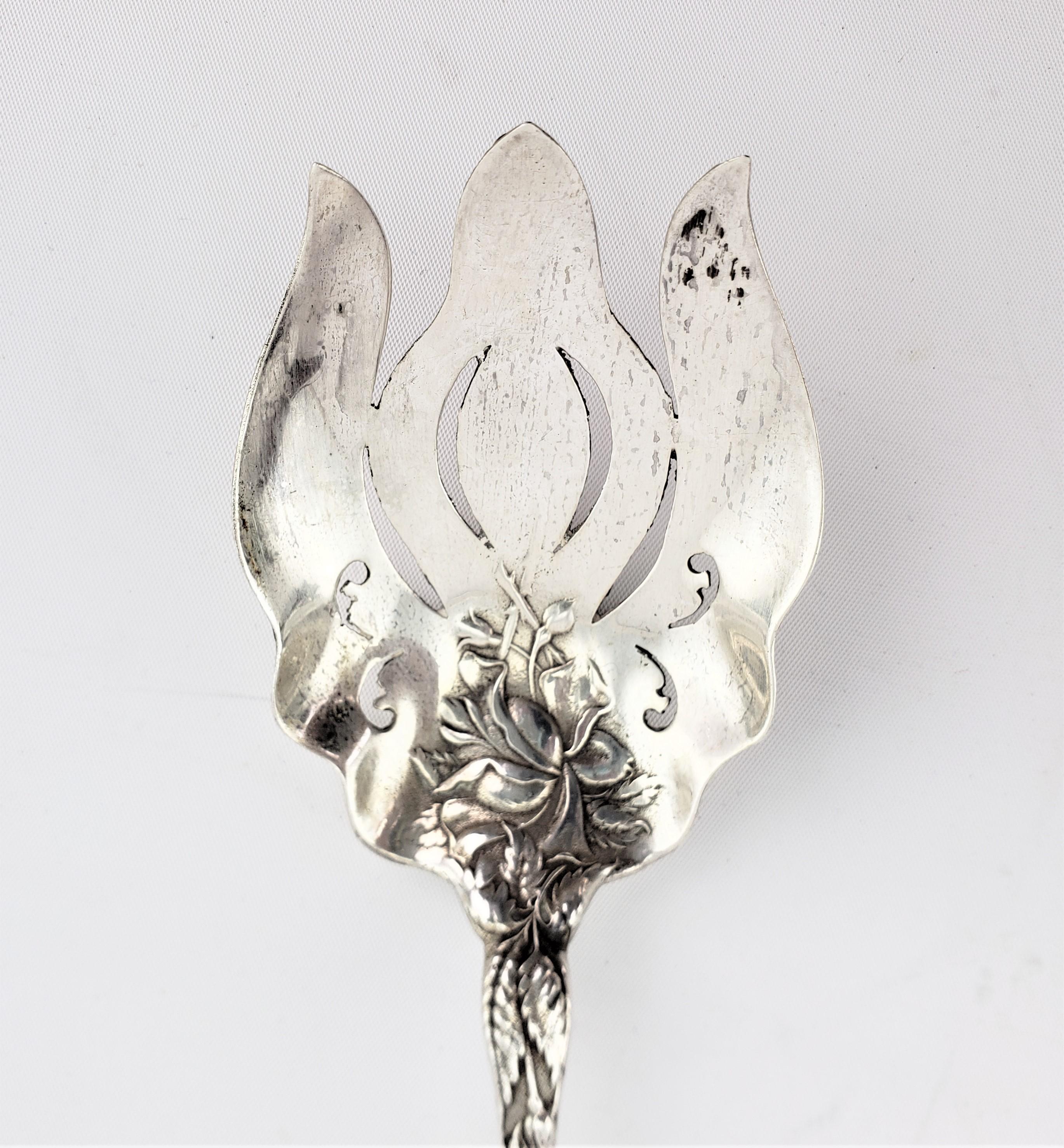 Antique American Art Nouveau Sterling Silver Serving Spoon Set with Floral Motif In Good Condition For Sale In Hamilton, Ontario