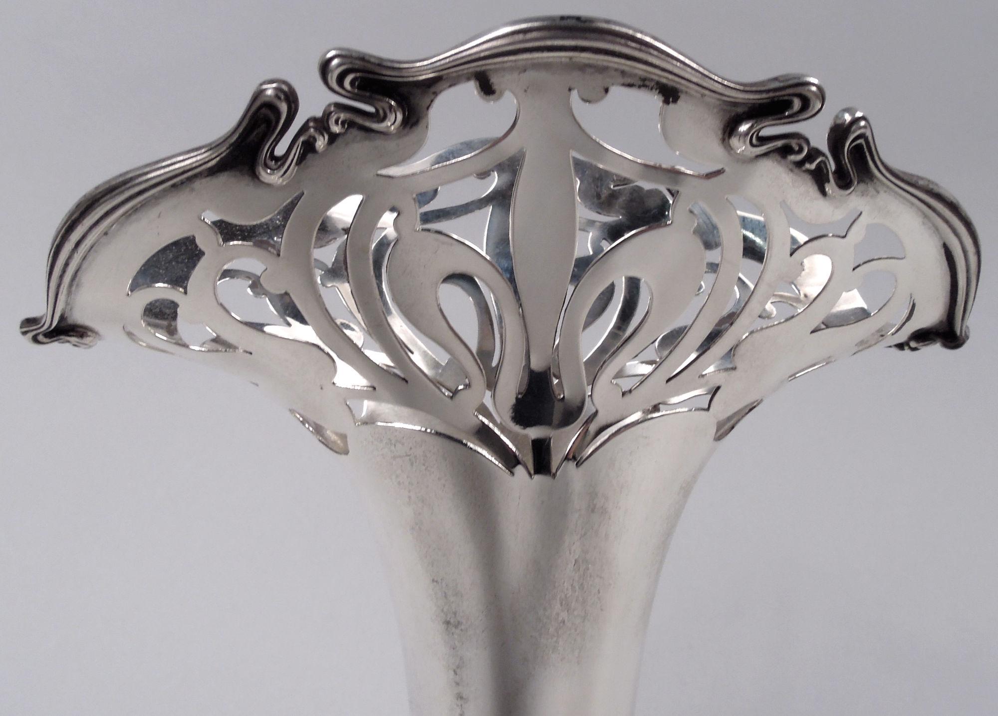Vase Art Nouveau en argent massif. Fabriqué par Frank W. Smith à Gardner, Massachusetts, vers 1900. Bouche et bol ovoïdes sur pied rond et bombé. Bouche et pied ornés d'une exubérante volute ouverte ; bords moulés en coup de fouet. Une merveilleuse