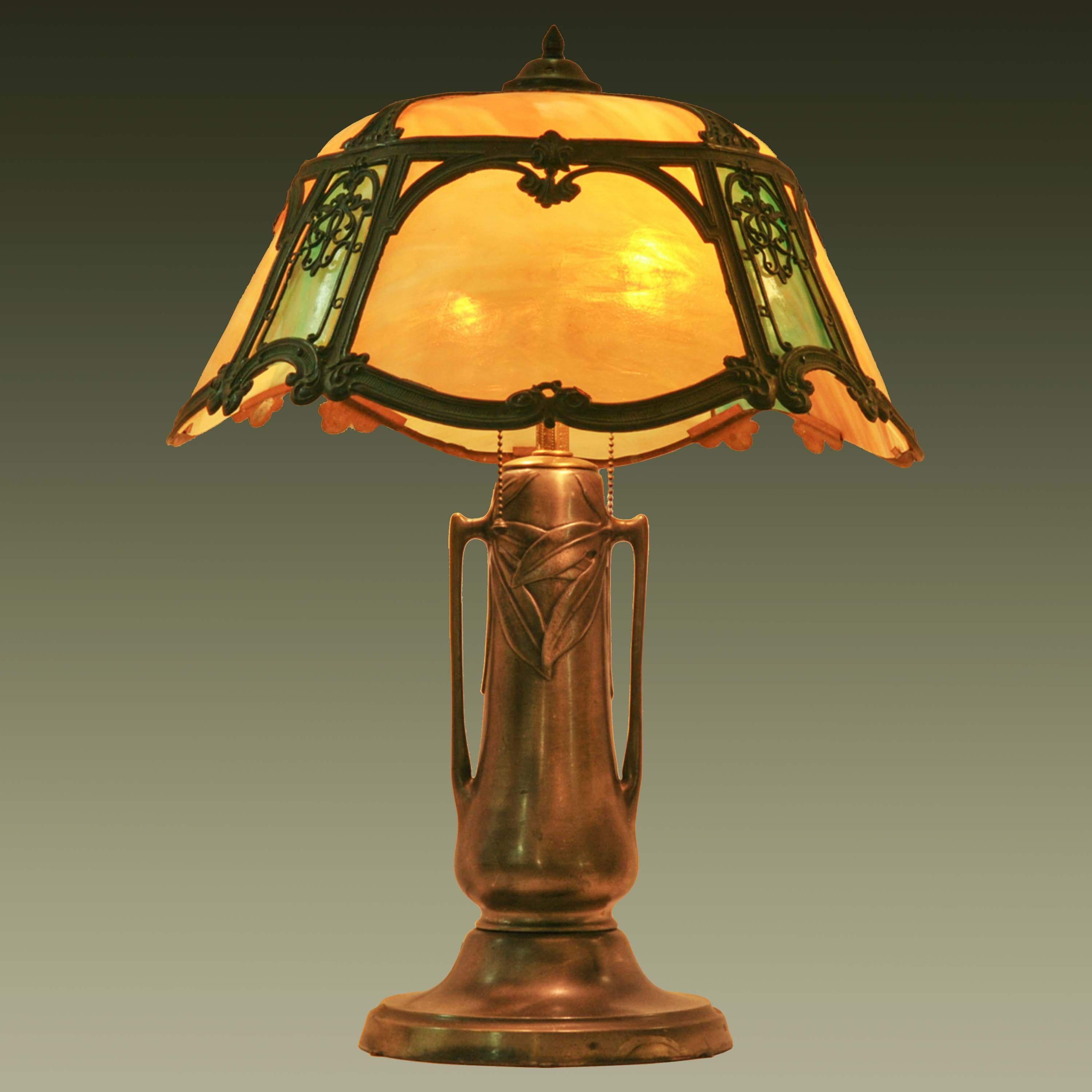 Antike amerikanische Art Nouveau Handwerker Mission Tischlampe Bronze Schlacke Glas 1910 im Angebot 1