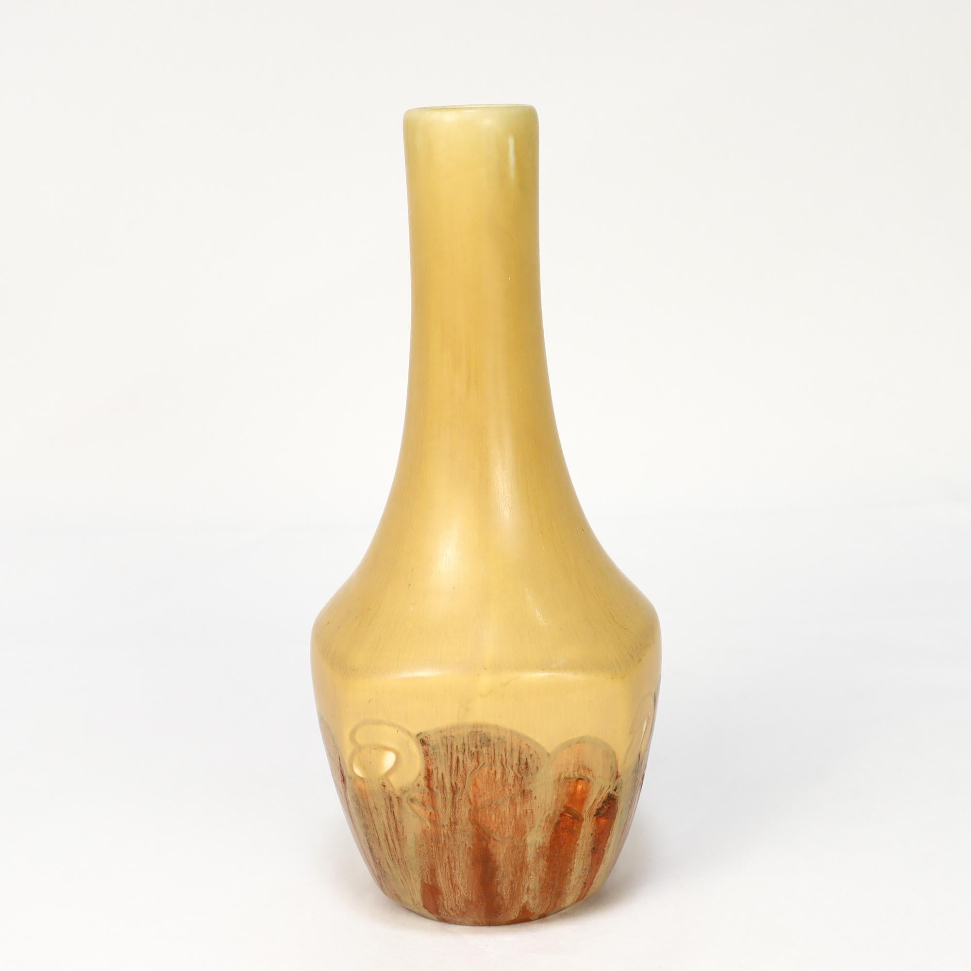 Un bel vaso antico in ceramica artistica americana.

Decorata da Charles Stanley Todd per Rookwood Pottery.

Forma no. 1697.

Con decorazioni incise e uno smalto giallo senape su un fondo marrone arancione. 

Marcato alla base.

Semplicemente un