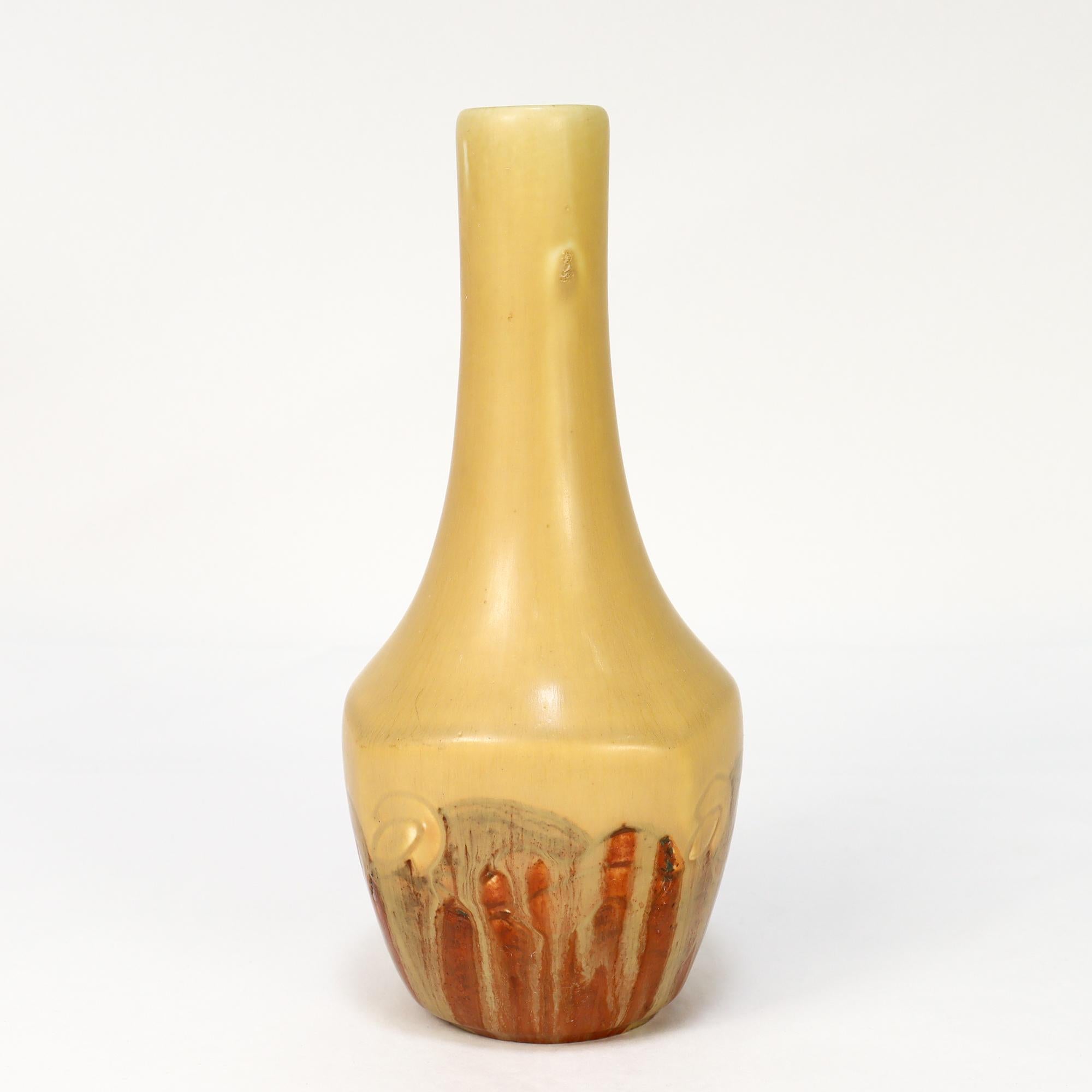 Antico vaso Rookwood giallo in ceramica d'arte americana 1697 di Charles Stanley Todd In condizioni buone in vendita a Philadelphia, PA