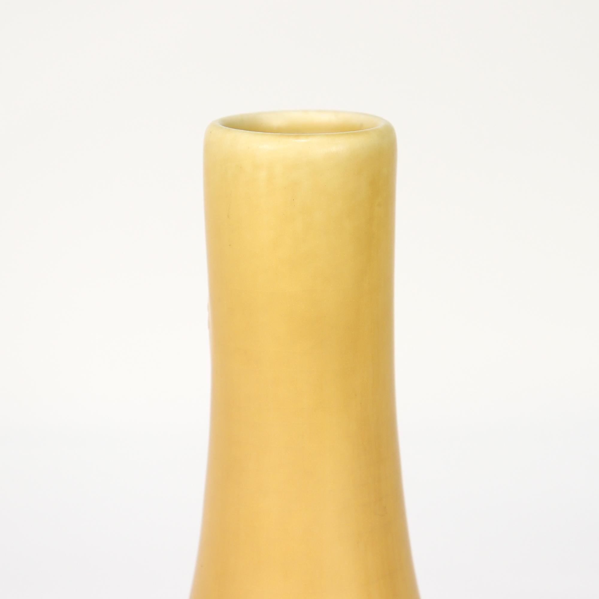 Antico vaso Rookwood giallo in ceramica d'arte americana 1697 di Charles Stanley Todd in vendita 2